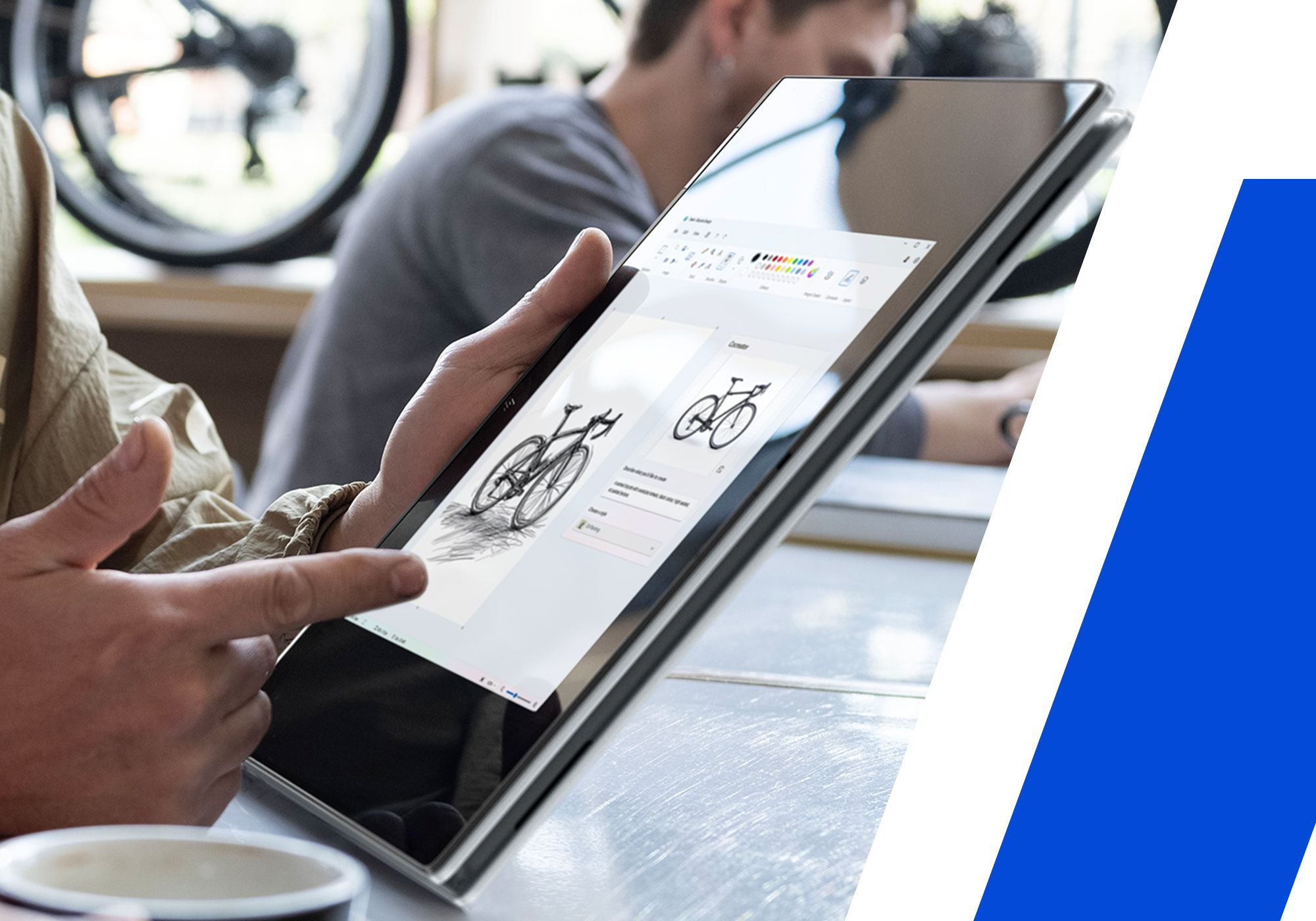 Mensen op kantoor werken aan een tablet met fietsenschetsen.