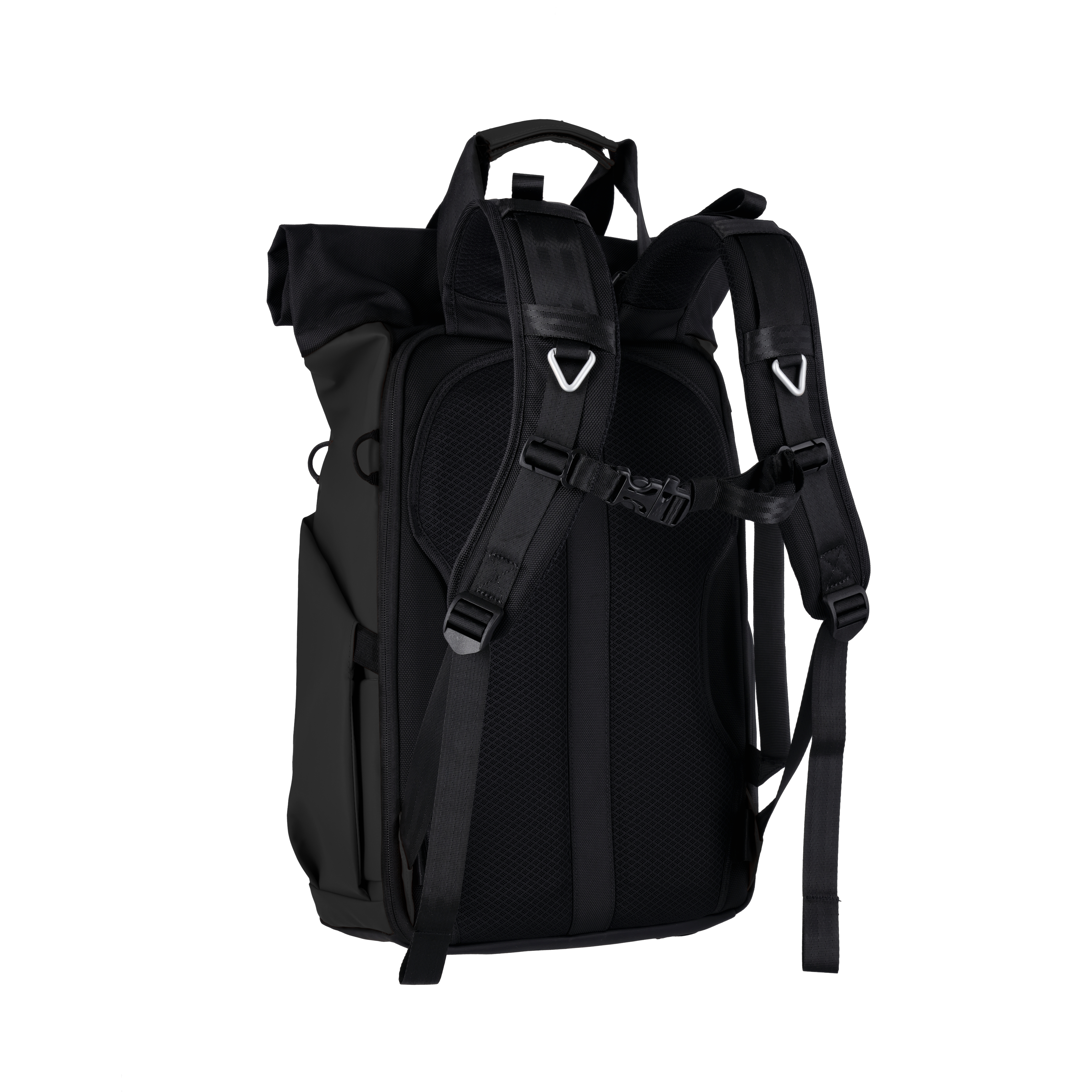 Schwarzer Rucksack mit gepolsterten Trägern und Schnallen, von hinten gesehen.
