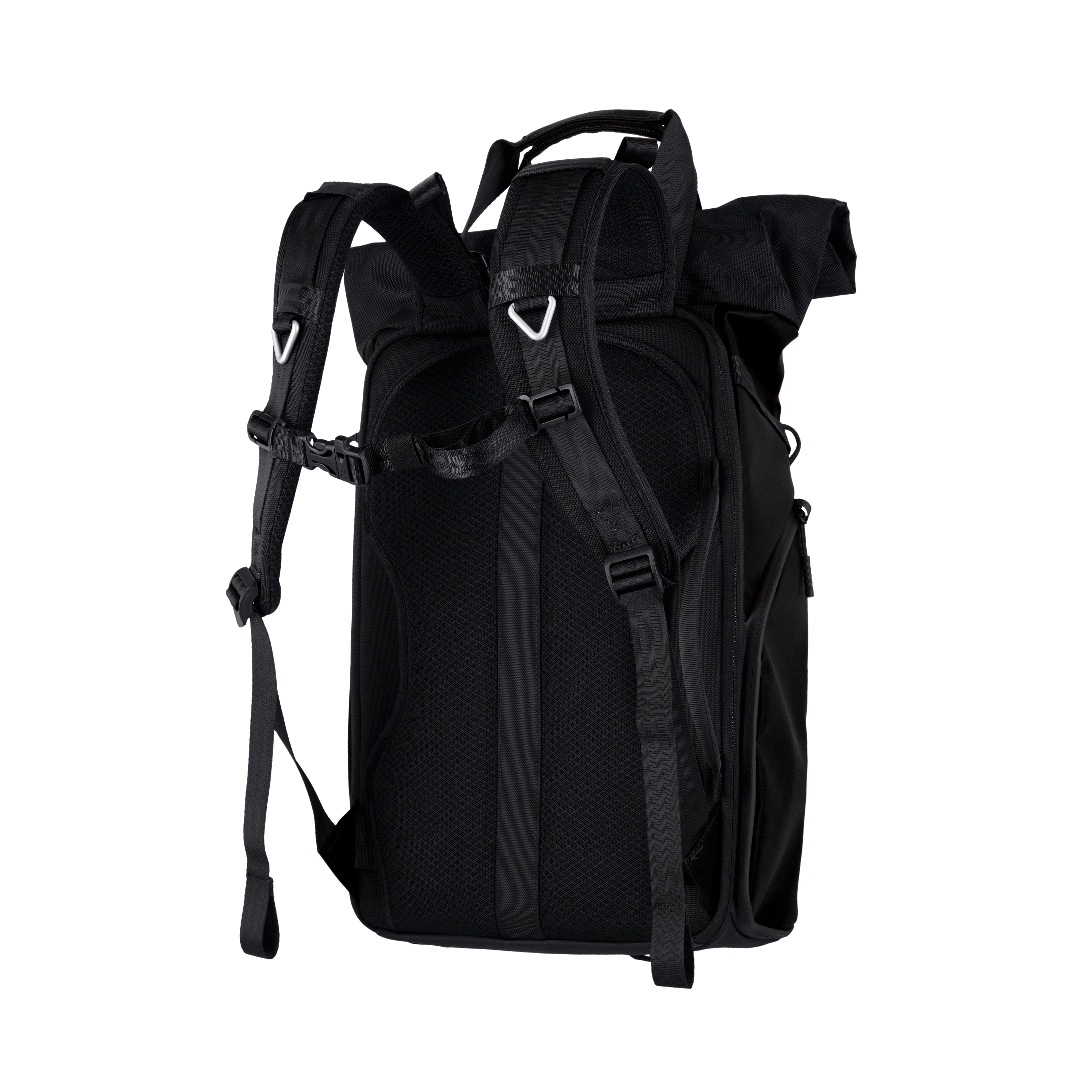 Schwarzer Rucksack mit gepolsterten Trägern und Rollverschluss. Detailaufnahme von hinten.