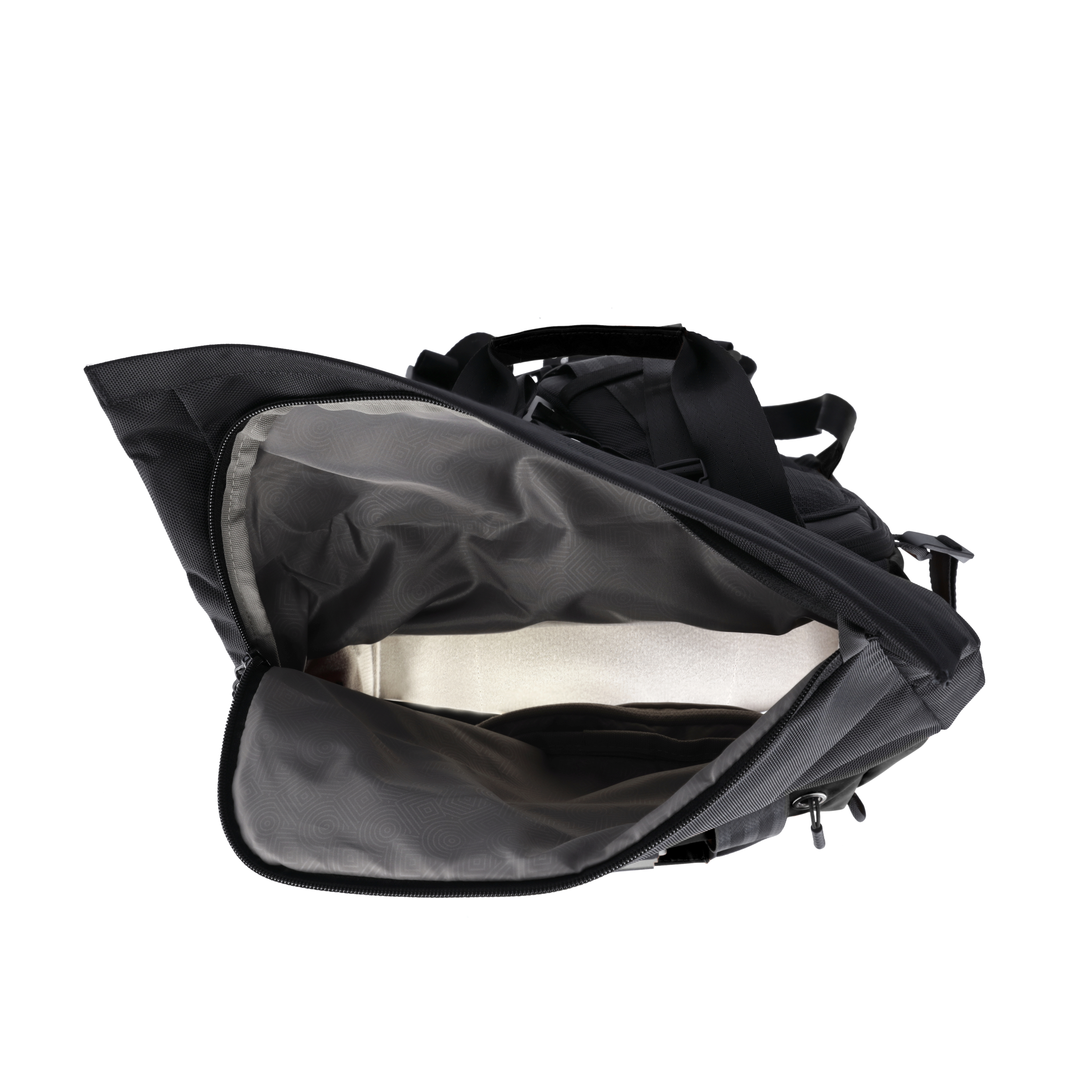 Schwarzer Rucksack mit offenem Fach und sichtbarem Inhalt.