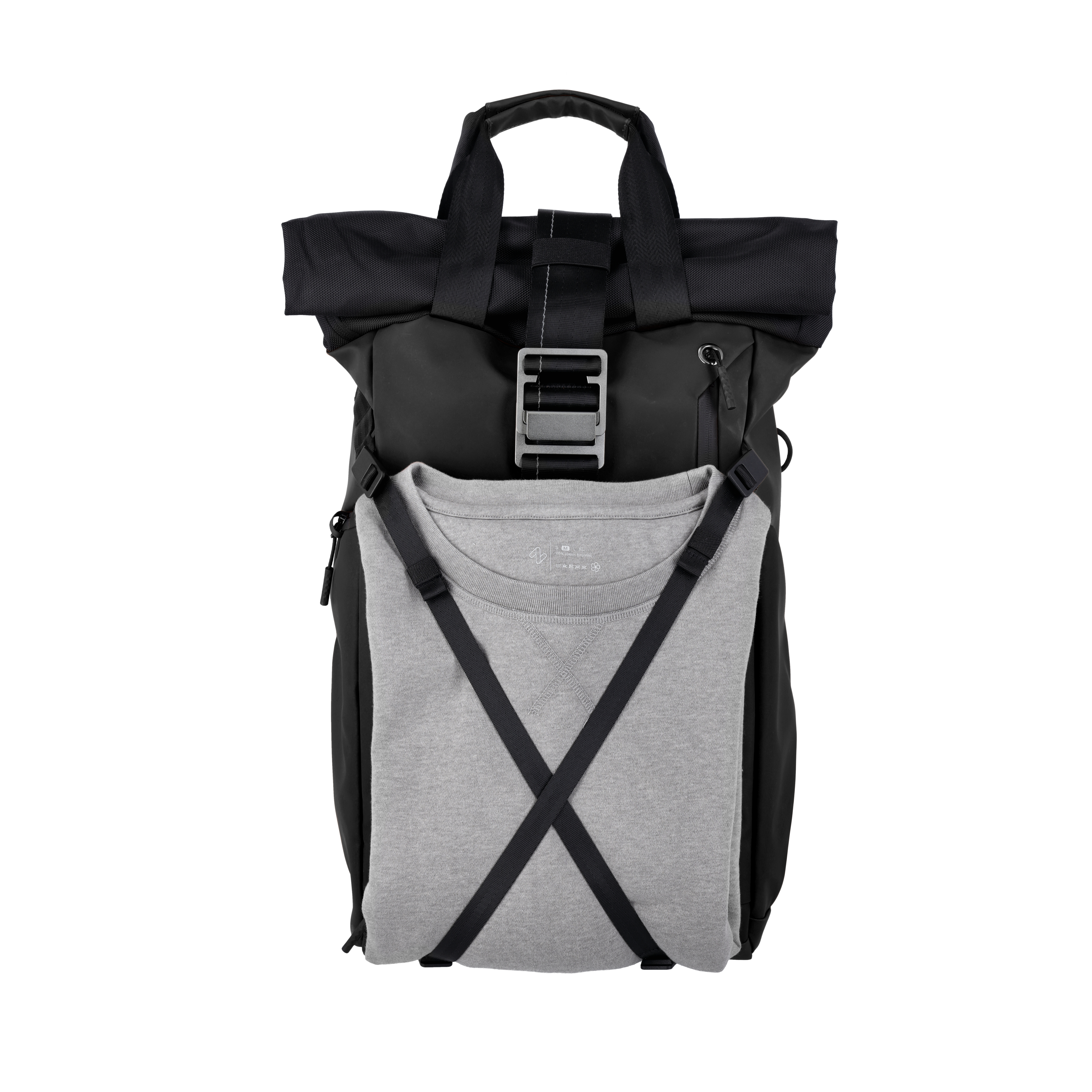 Ein schwarzer Rucksack mit einem grauen Hemd, das mit schwarzen Riemen befestigt ist.