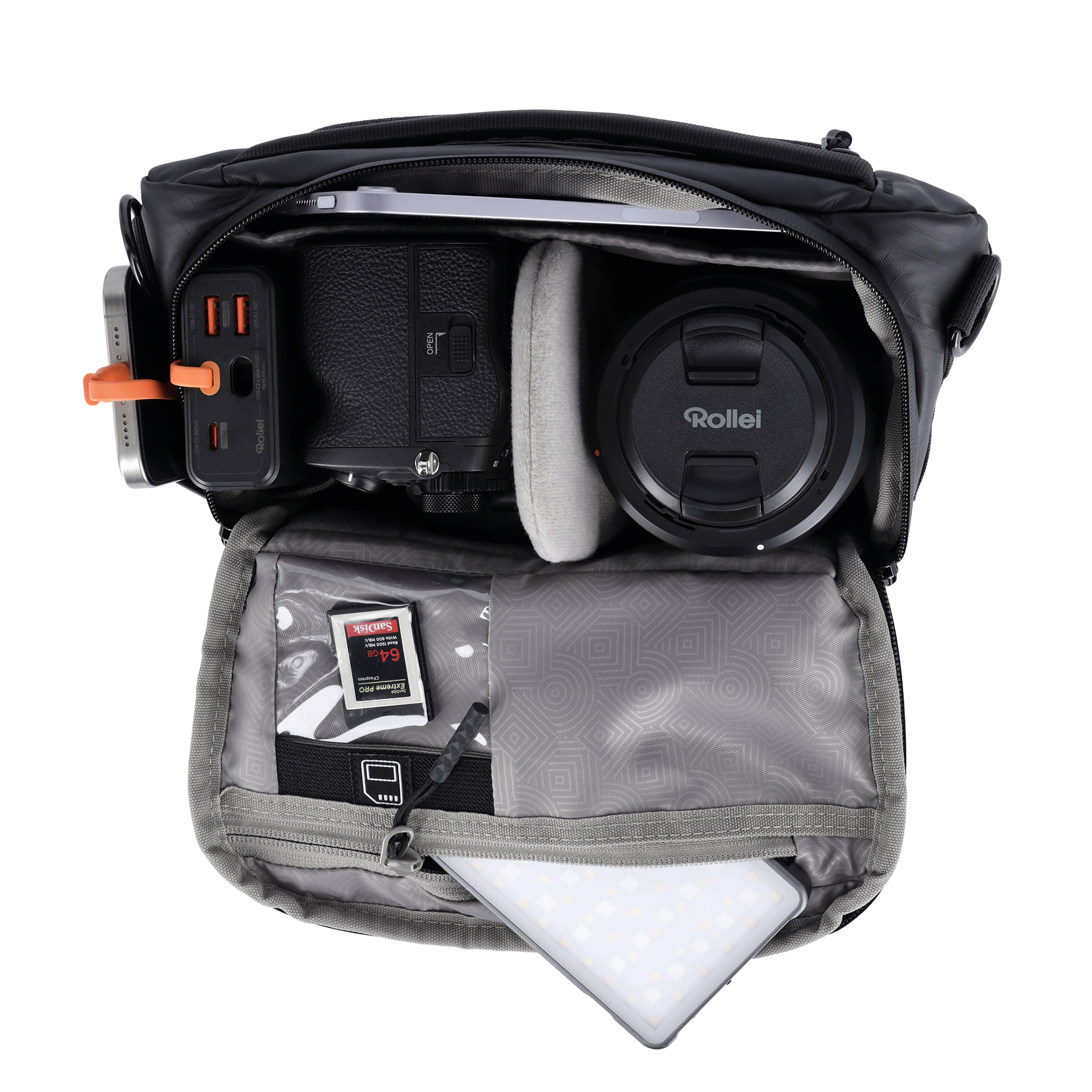 Eine Kameratasche mit Kamera, Objektiv, Powerbank, SD-Karte und Lichtplatte.