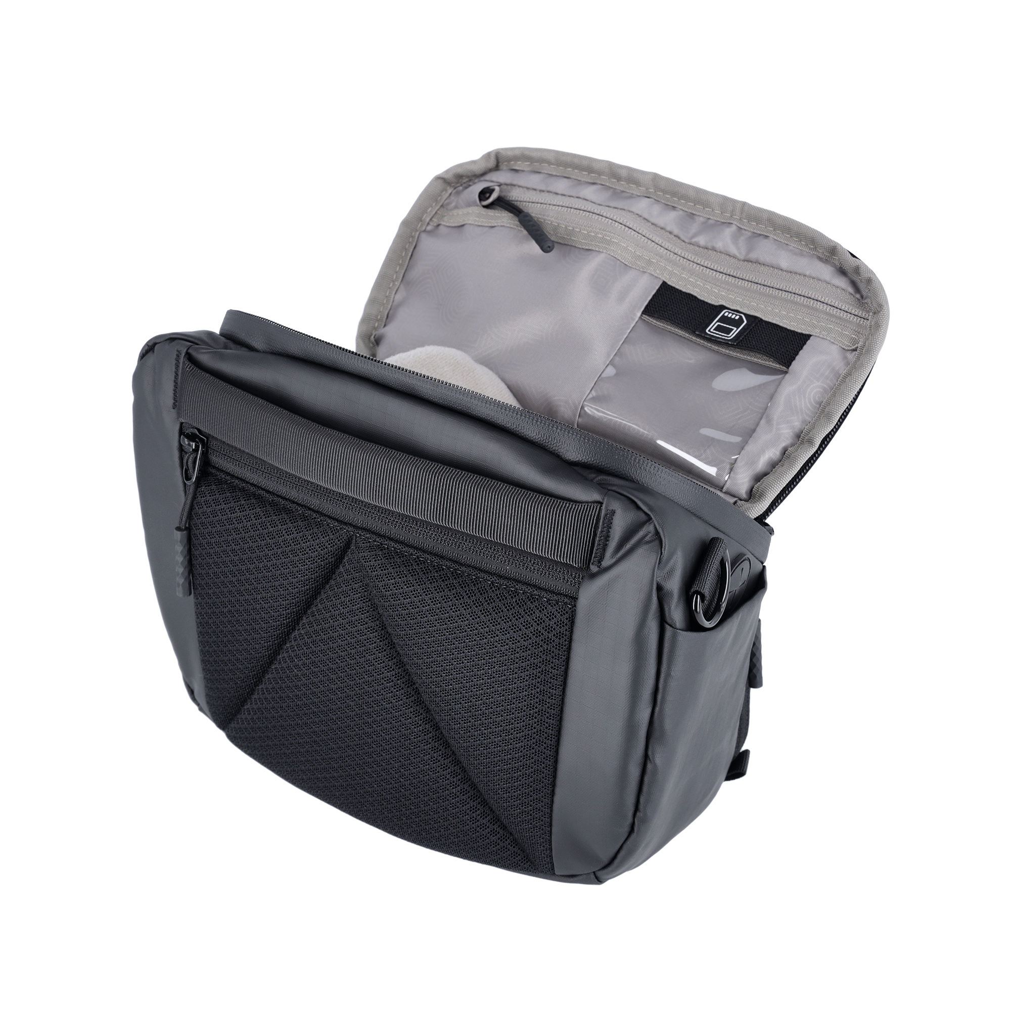 Eine graue Tasche mit offenem Fach und Reißverschluss. Netzgewebe vorne.