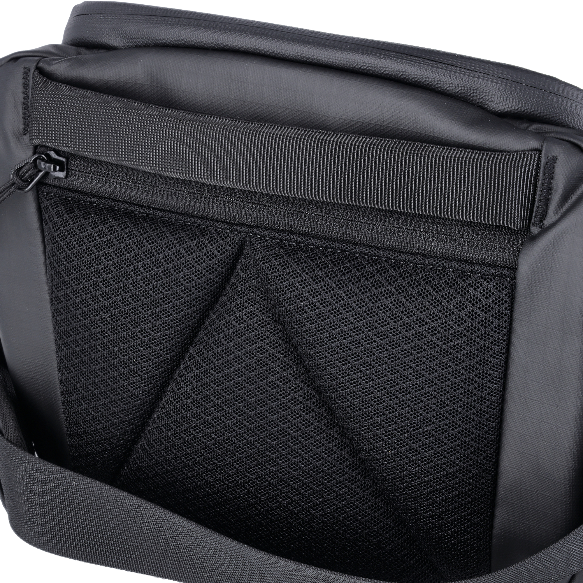 Nahaufnahme einer schwarzen Tasche mit Reißverschluss und Mesh-Rücken.