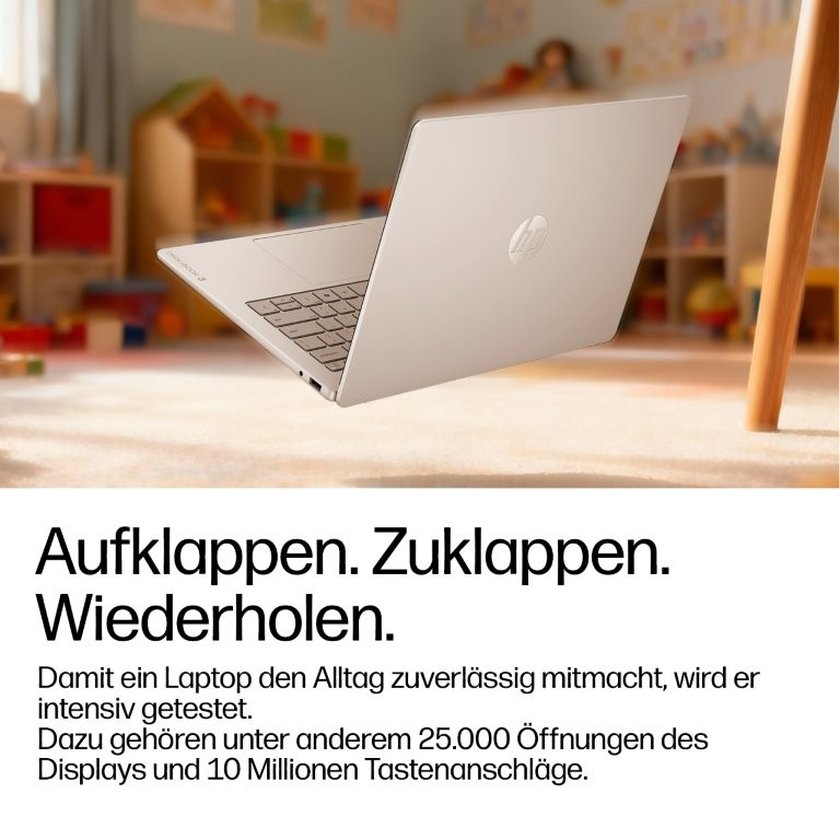 Ein silberner HP Laptop schwebt über einem Teppich in einem Kinderzimmer.