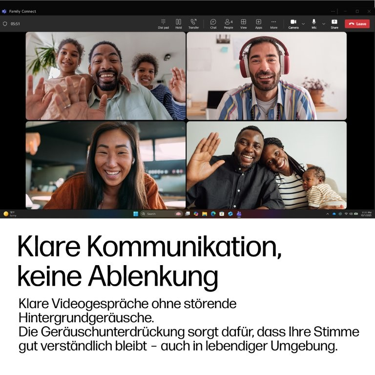 Vier Personen in Videocall-Fenstern: zwei Familien, ein Mann und eine Frau.