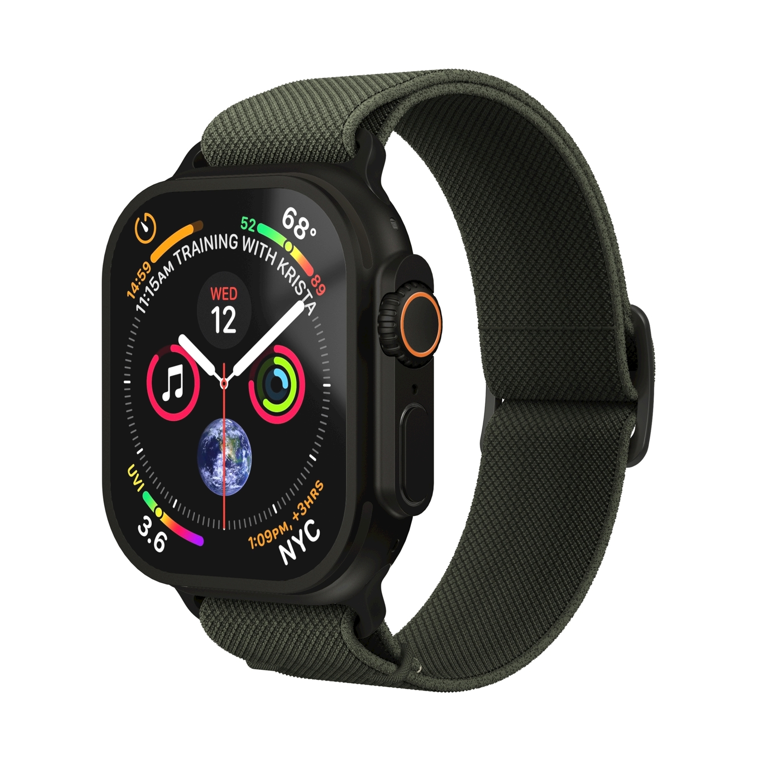Uno smartwatch nero con cinturino in tessuto verde scuro. Lo schermo mostra ora, data e meteo.