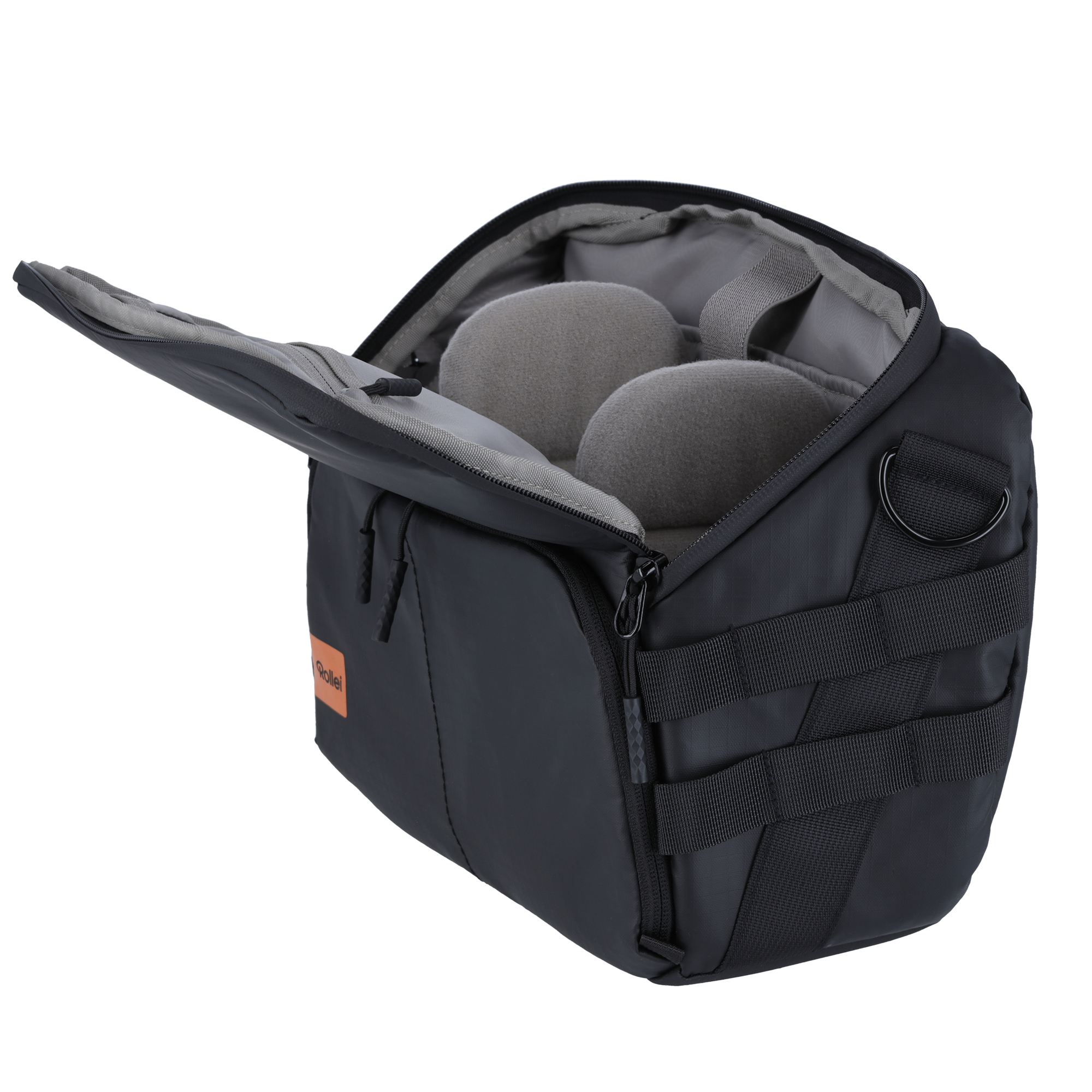 Eine offene schwarze Kameratasche mit gepolsterten Fächern und einem orangefarbenen Logo.