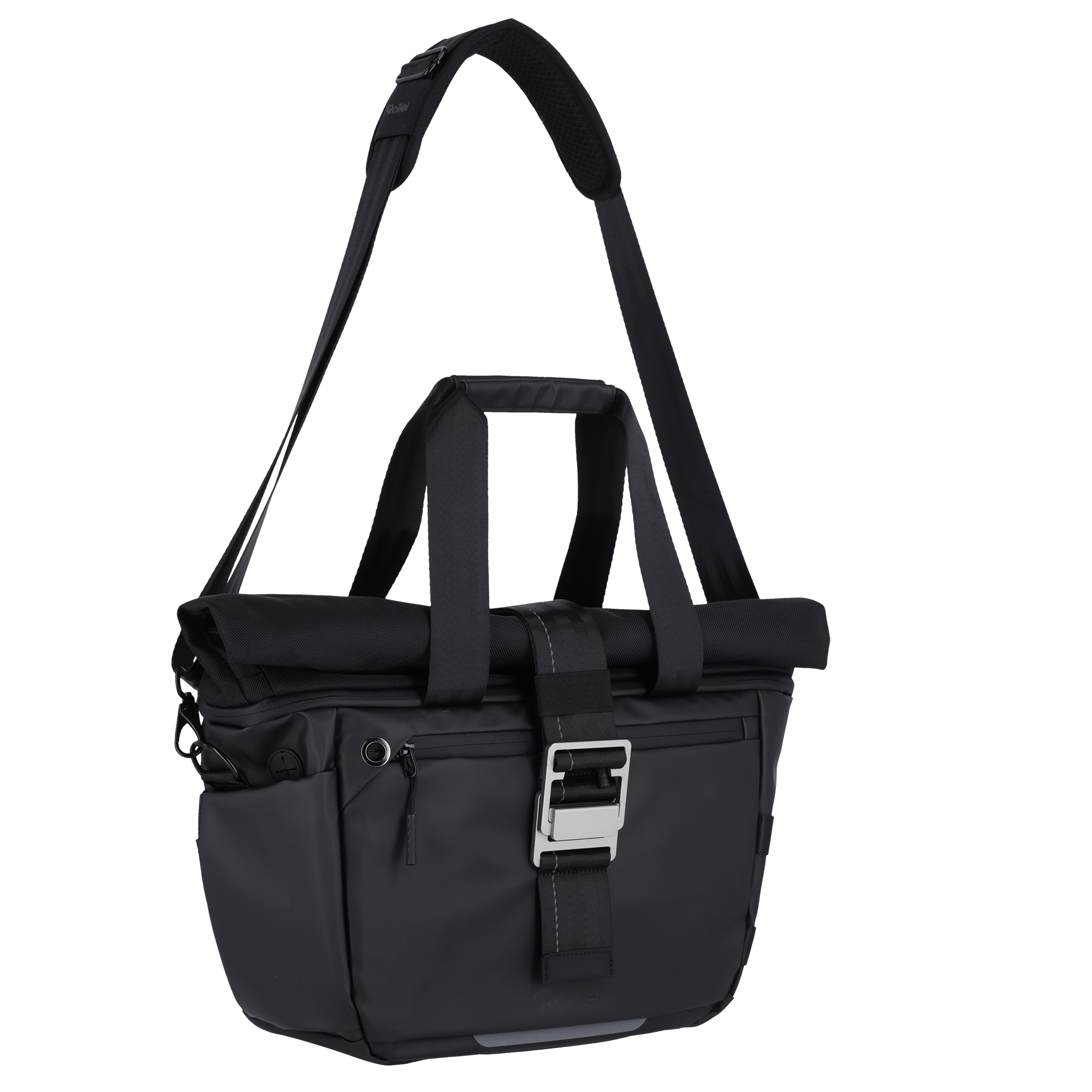 Eine schwarze Rolltop-Tasche mit silberner Schnalle und Tragegriffen.