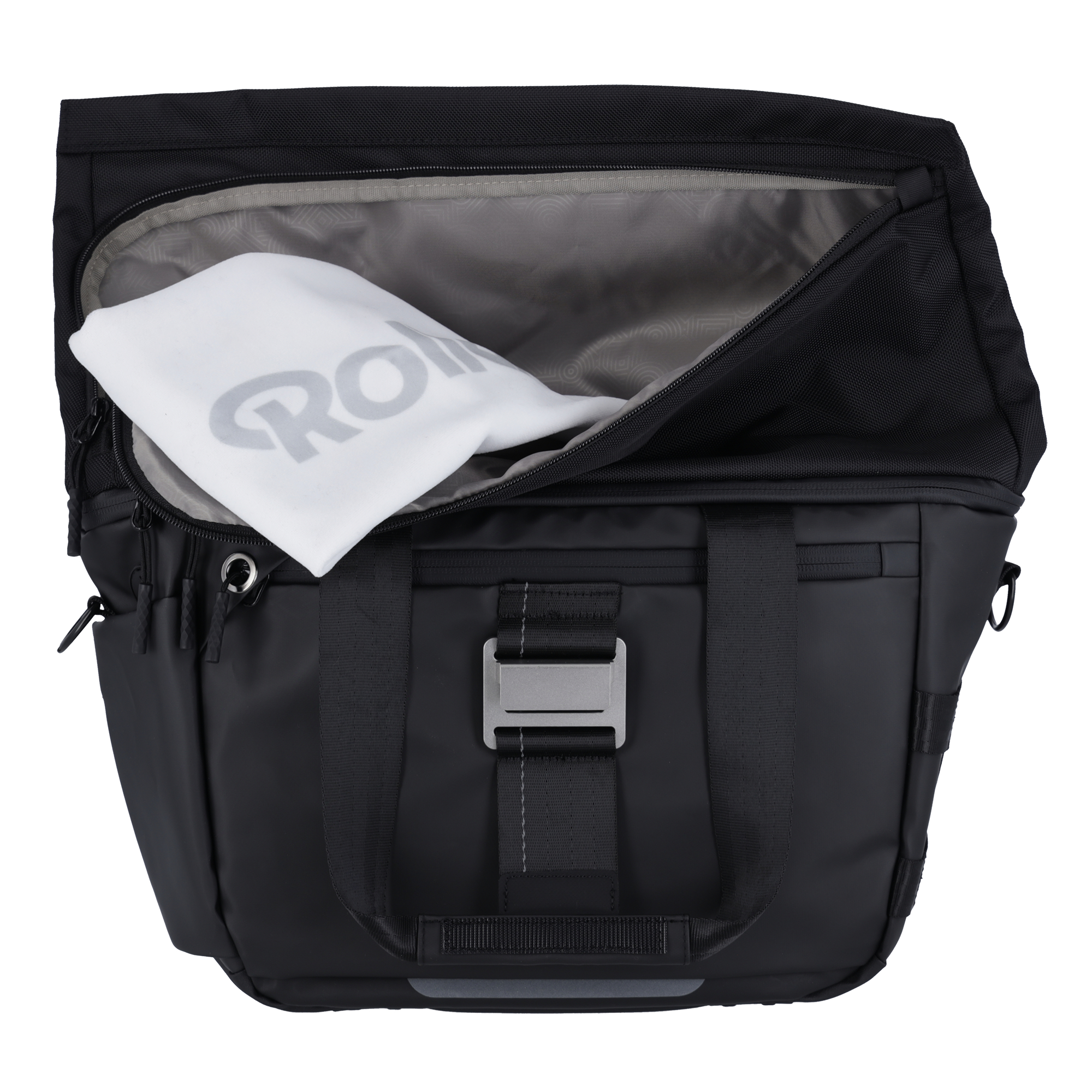 Schwarze Tasche mit offenem Fach, darin ein weißes Tuch mit grauem Logo.