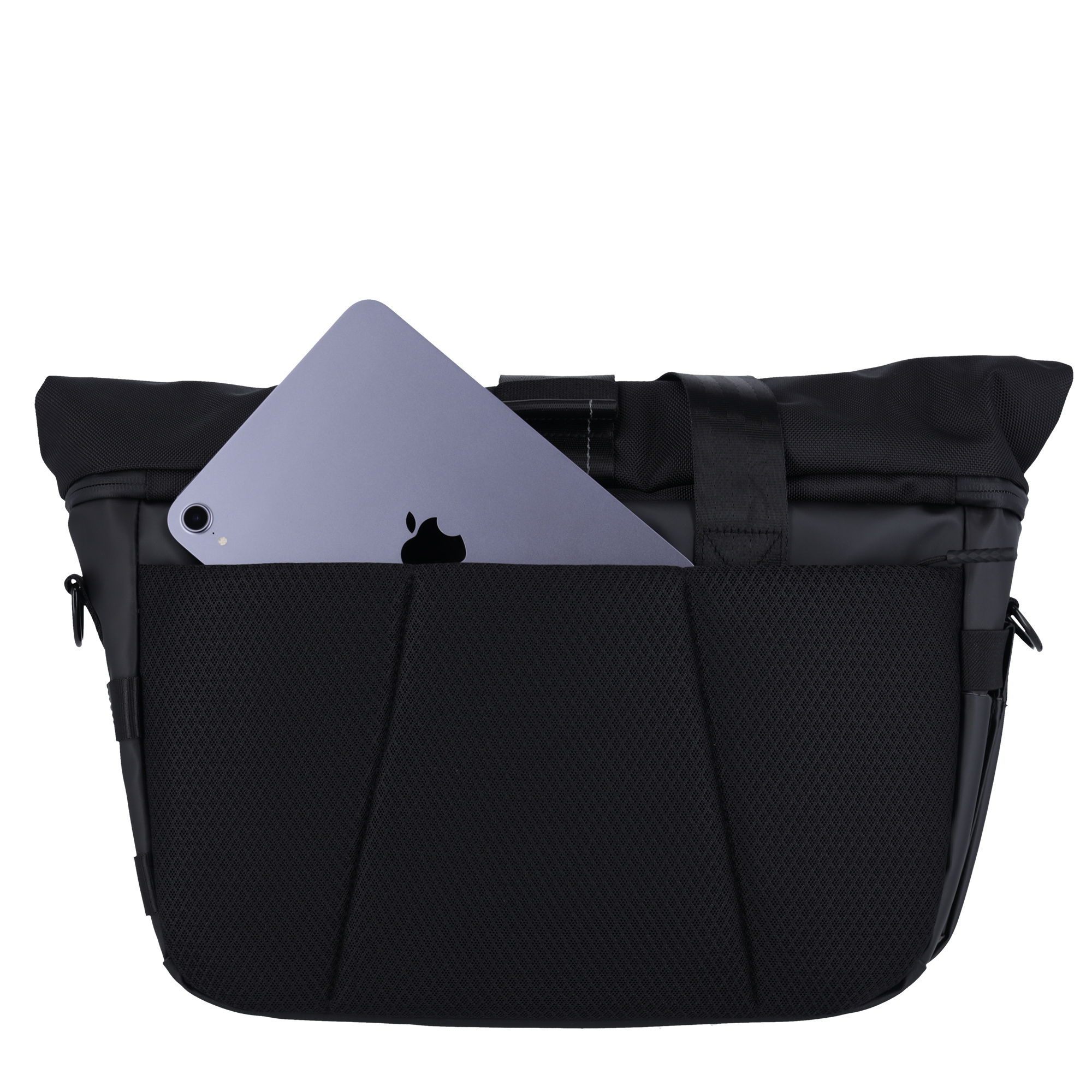 Ein graues Tablet mit Apfel-Logo steckt in einer schwarzen Tasche.