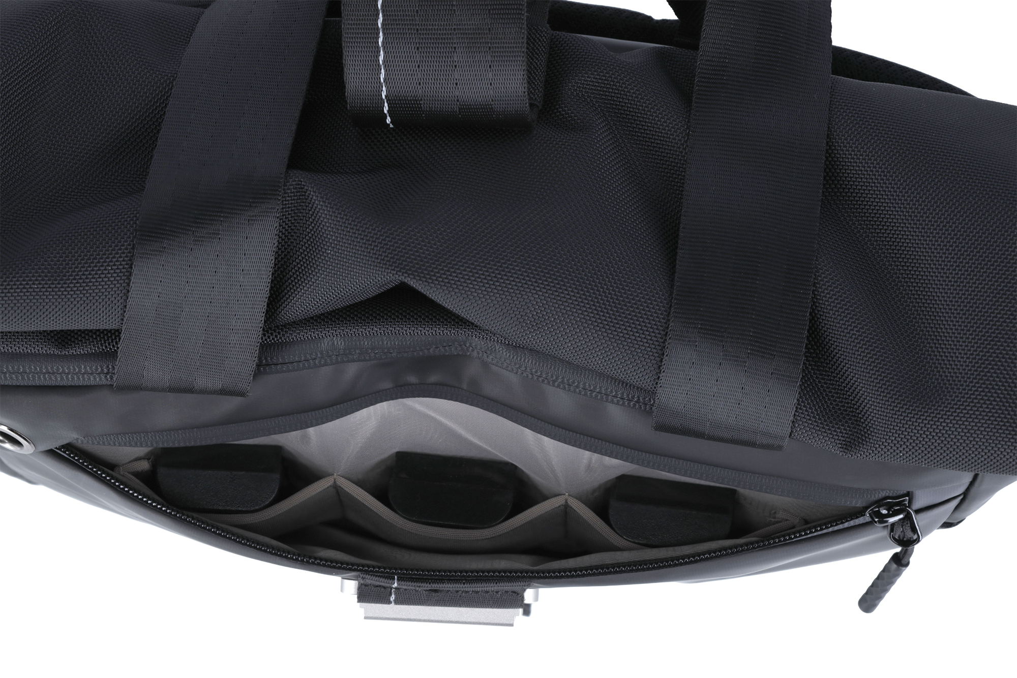 Ein schwarzer Rucksack mit offenen Fächern und schwarzen Polstern.
