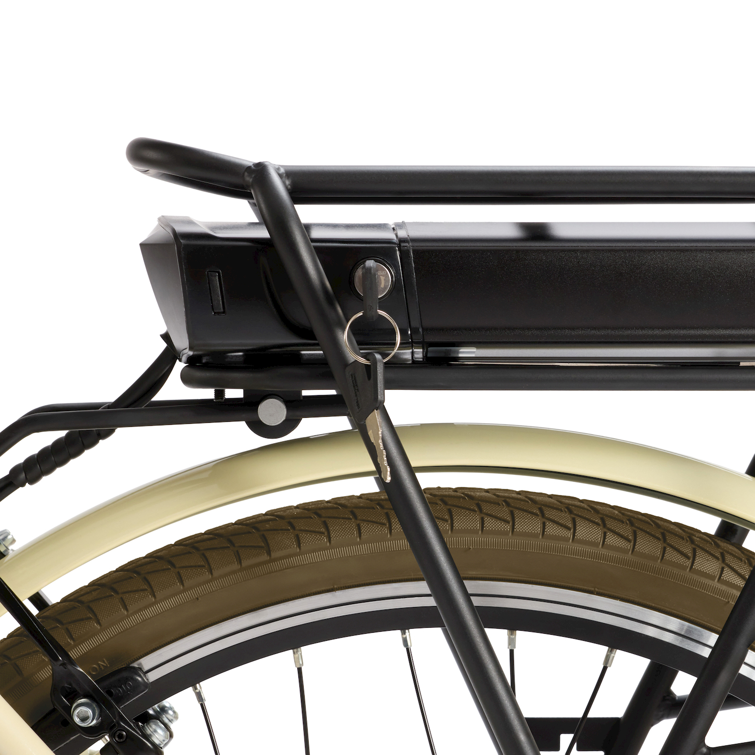Primo piano del telaio di una bicicletta con batteria nera, portapacchi e pneumatico marrone.