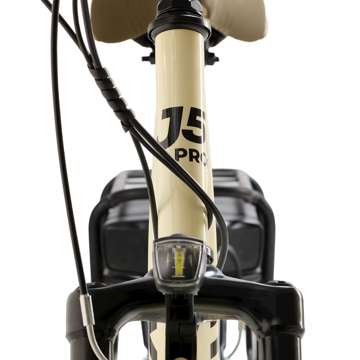 Primo piano del telaio della bici color crema con testo nero '75 PRO' e una luce.