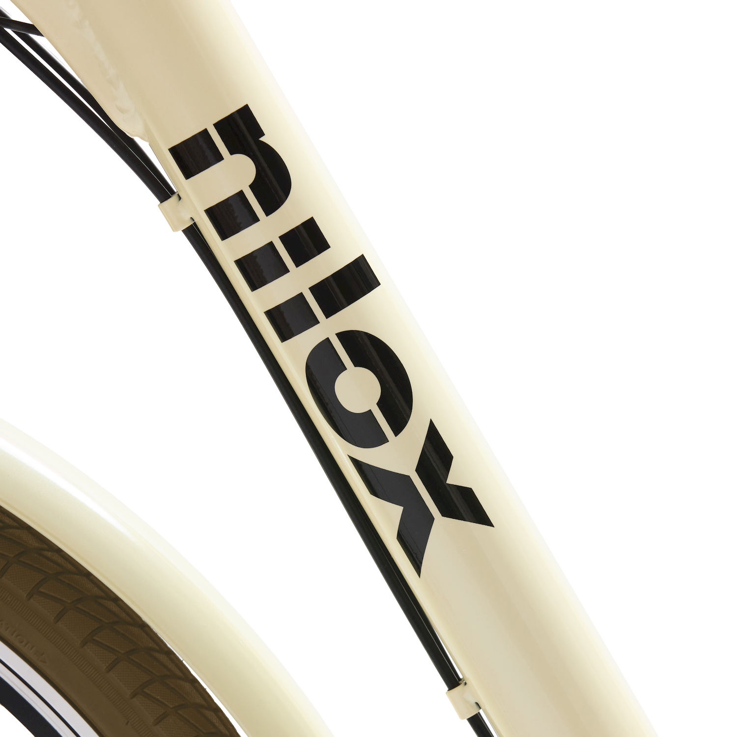 Primo piano di un telaio di bicicletta color crema con logo nero e pneumatico marrone.