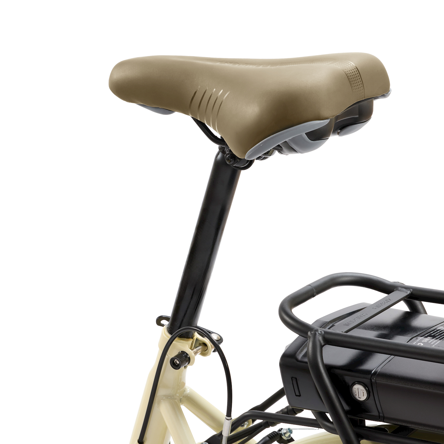 Una sella da bicicletta beige su un reggisella nero con portapacchi.
