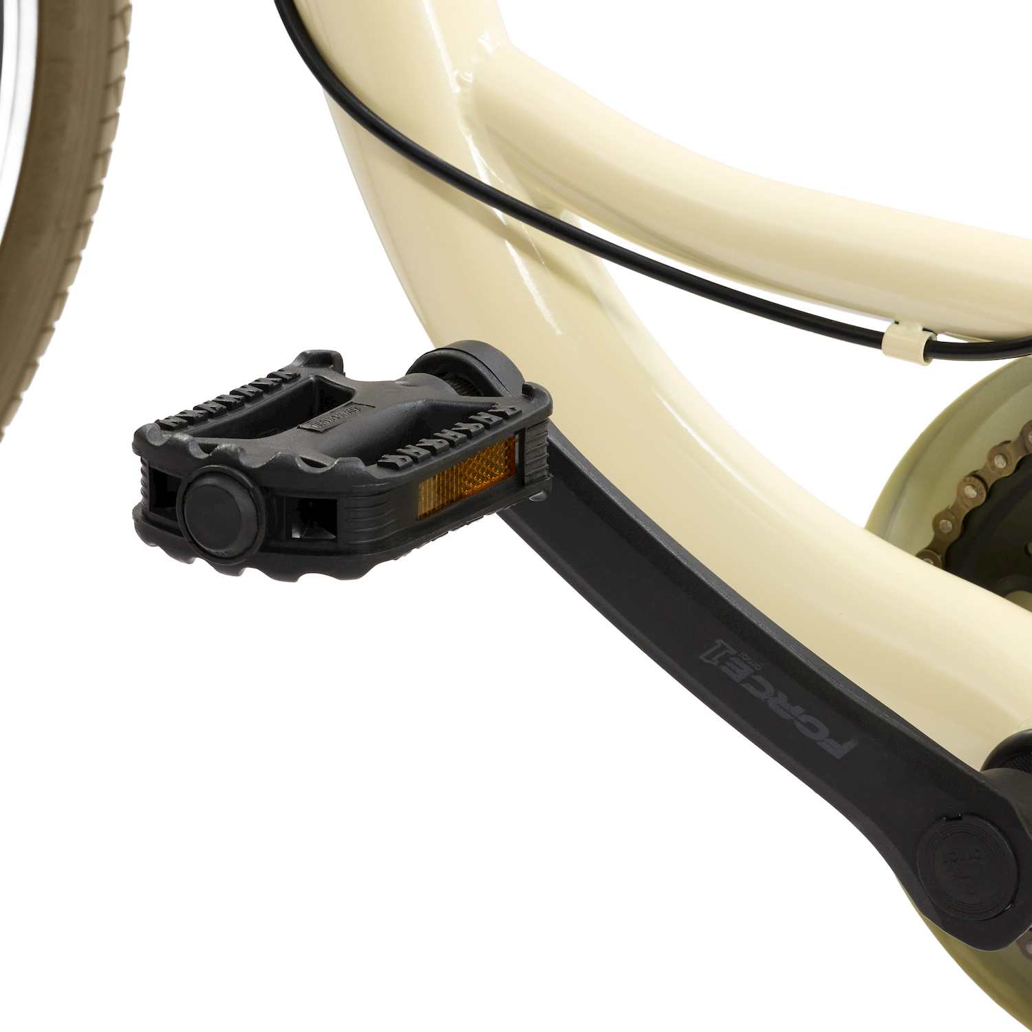 Primo piano del telaio di una bicicletta color crema con pedale e catena neri.