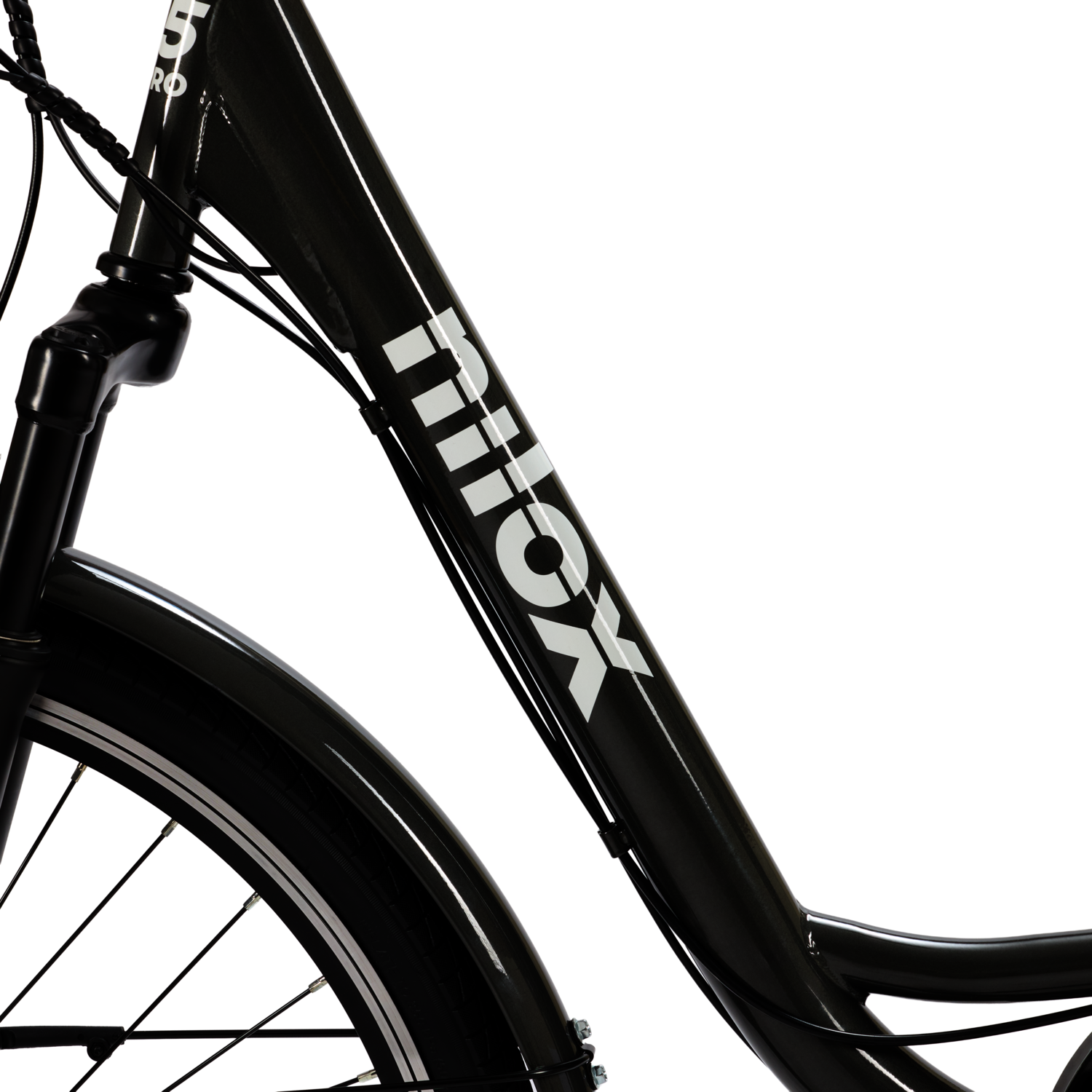 Primo piano del telaio di bicicletta nero con logo bianco e ruota anteriore.