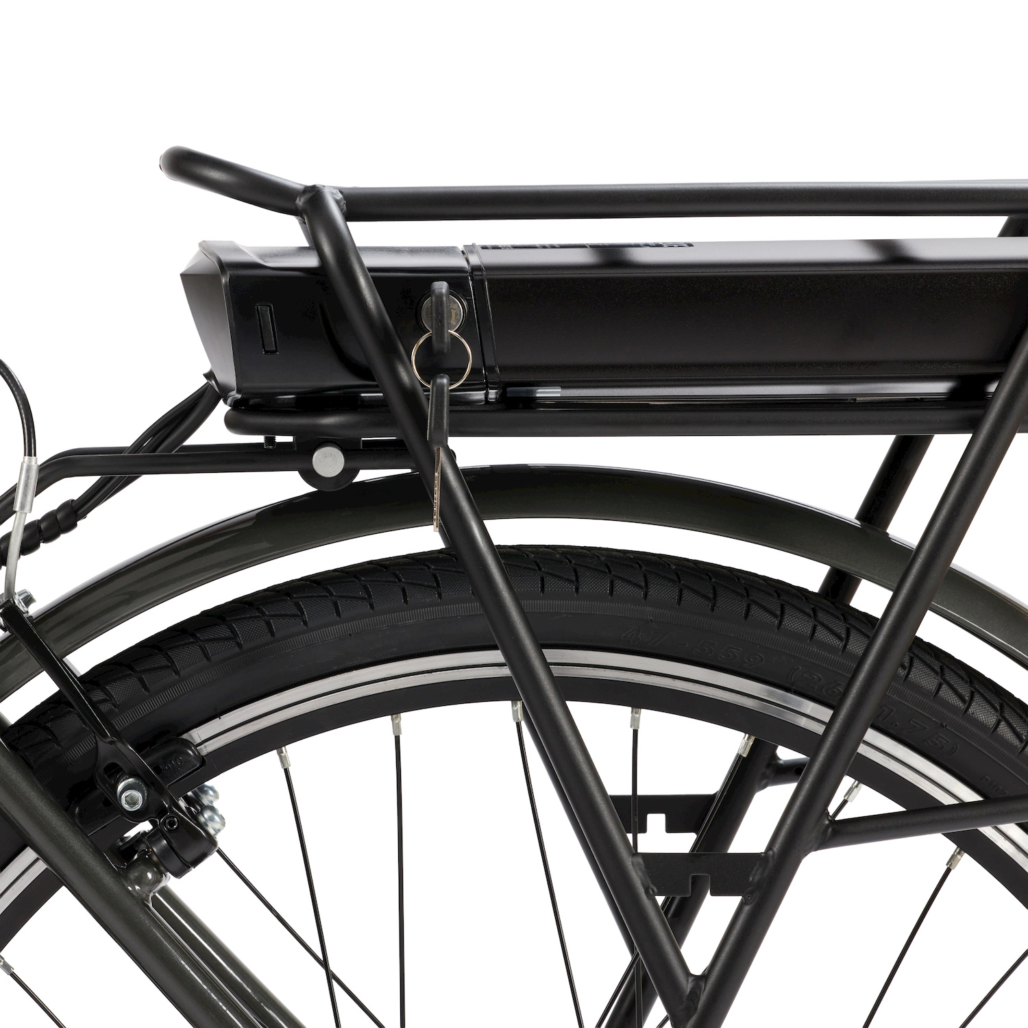 Primo piano del portapacchi posteriore di una e-bike con batteria e ruota. Batteria nera sul portapacchi, ruota nera con accenti argentati.