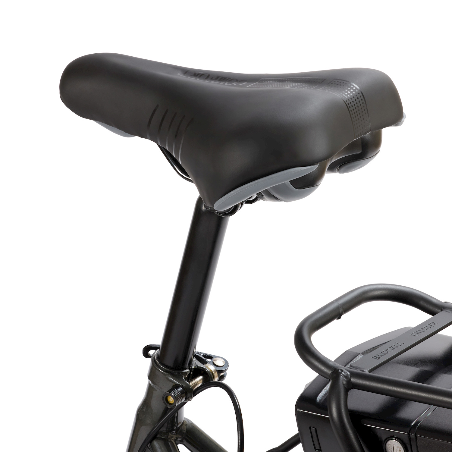 Sella da bicicletta nera con accenti grigi e reggisella argentato su sfondo bianco.