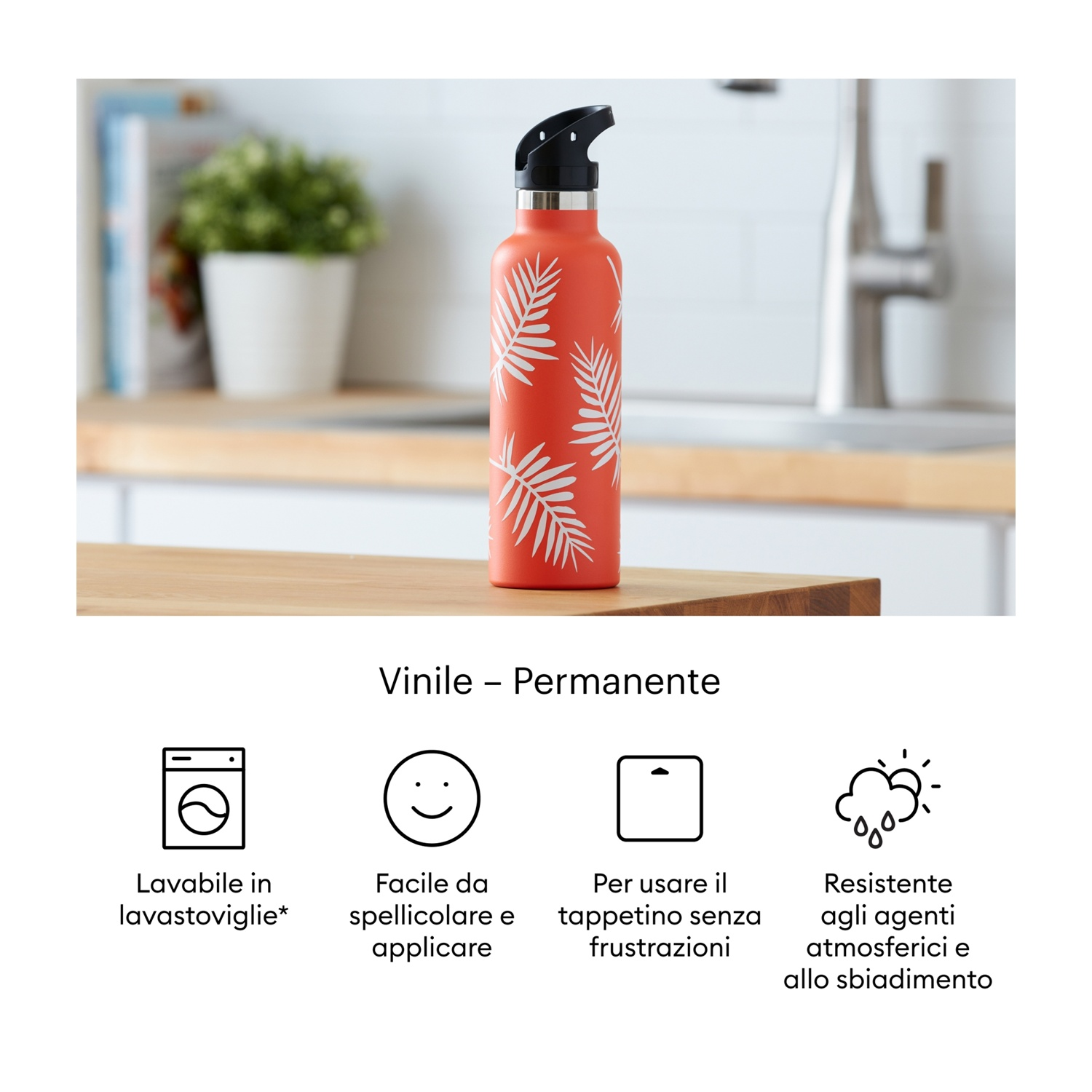 Una borraccia rossa con motivo a foglie bianche su un tavolo di legno.
