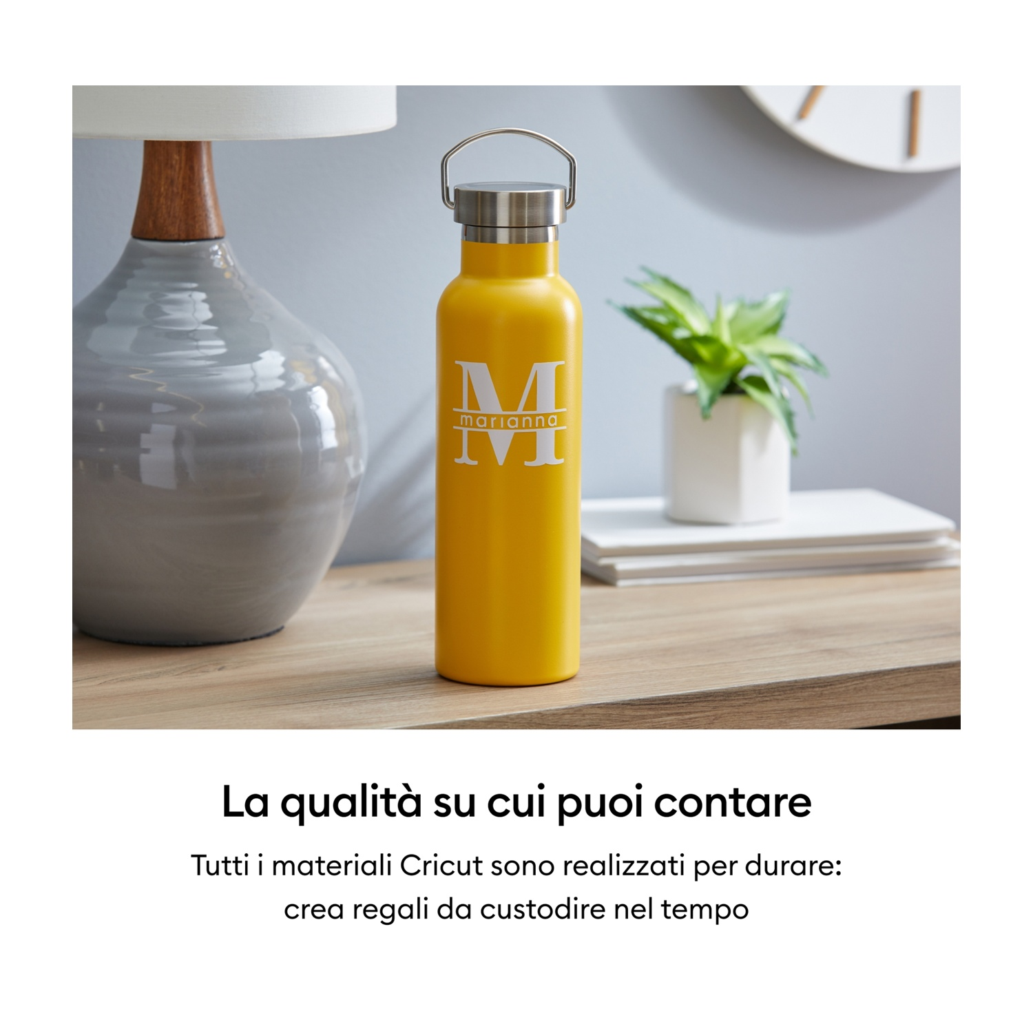 Una borraccia gialla con l'iniziale M e il nome Marianna, su un tavolo.