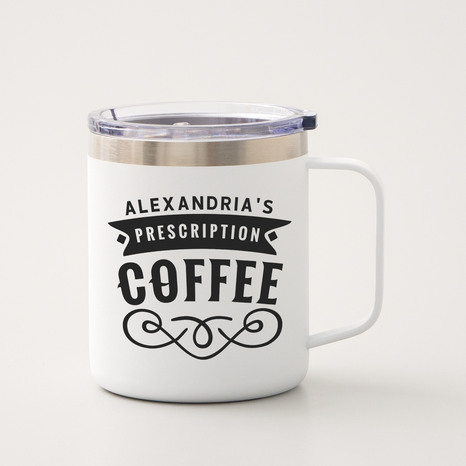 Tazza da caffè bianca con testo nero "Alexandria's Prescription Coffee".