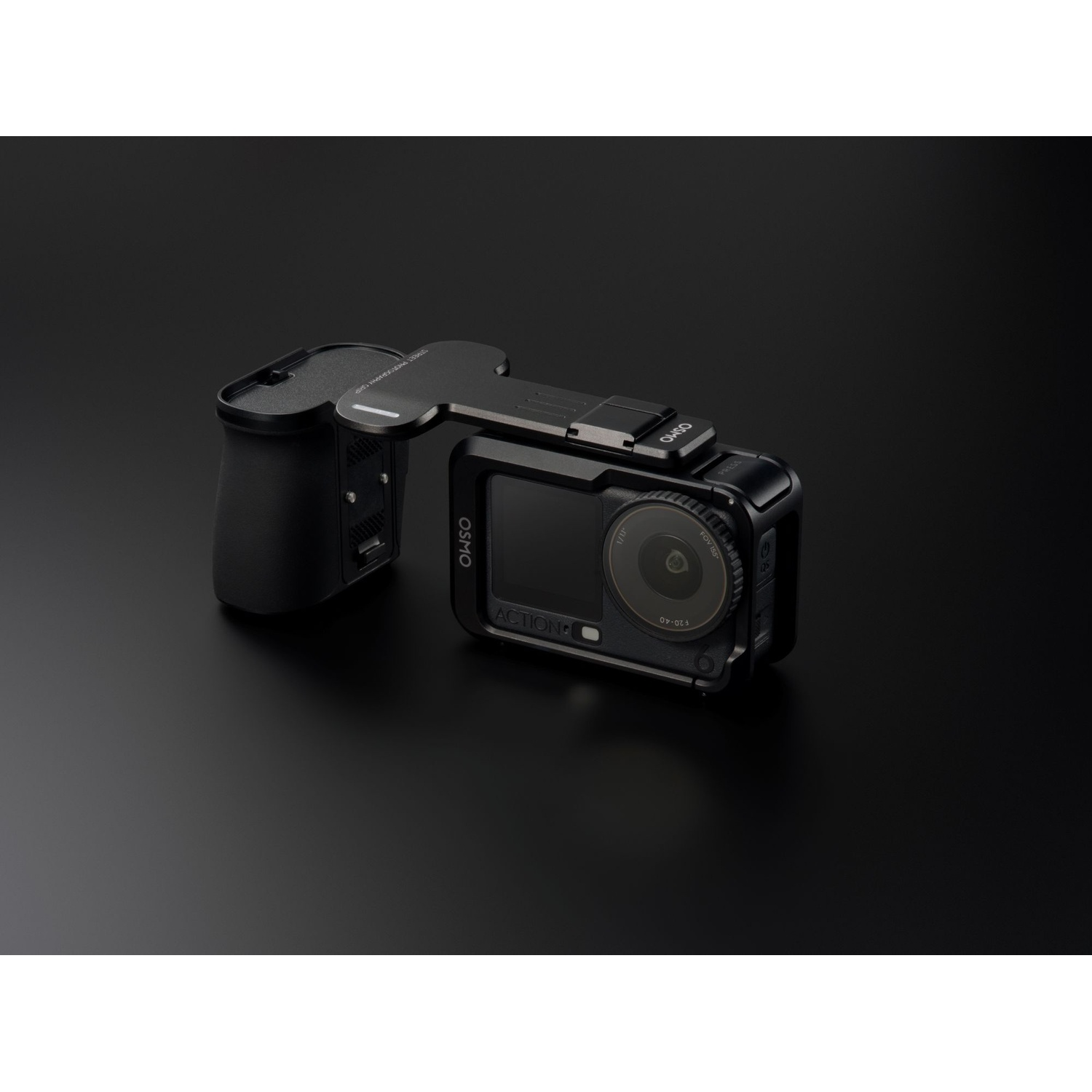 Action cam nera con impugnatura su sfondo scuro.