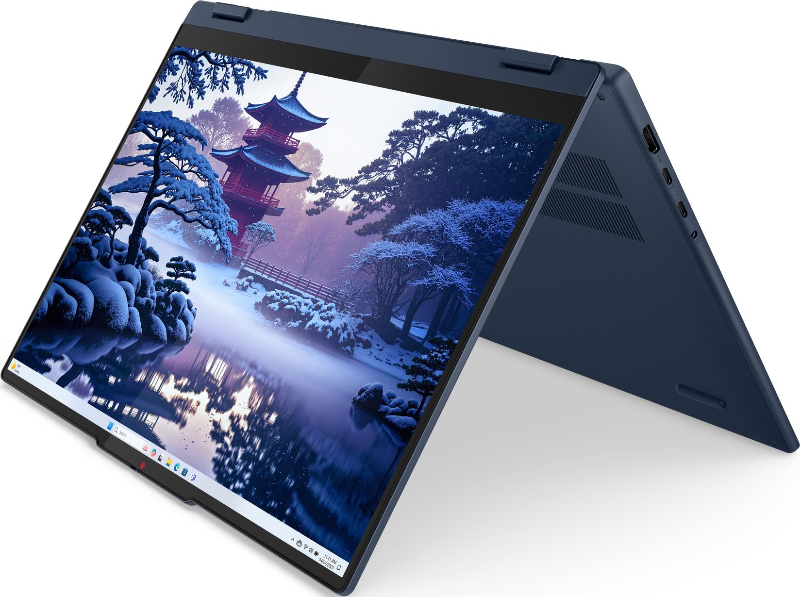 Ein geöffneter dunkelblauer Laptop zeigt ein Winterbild eines japanischen Gartens mit einem Pagodenturm.