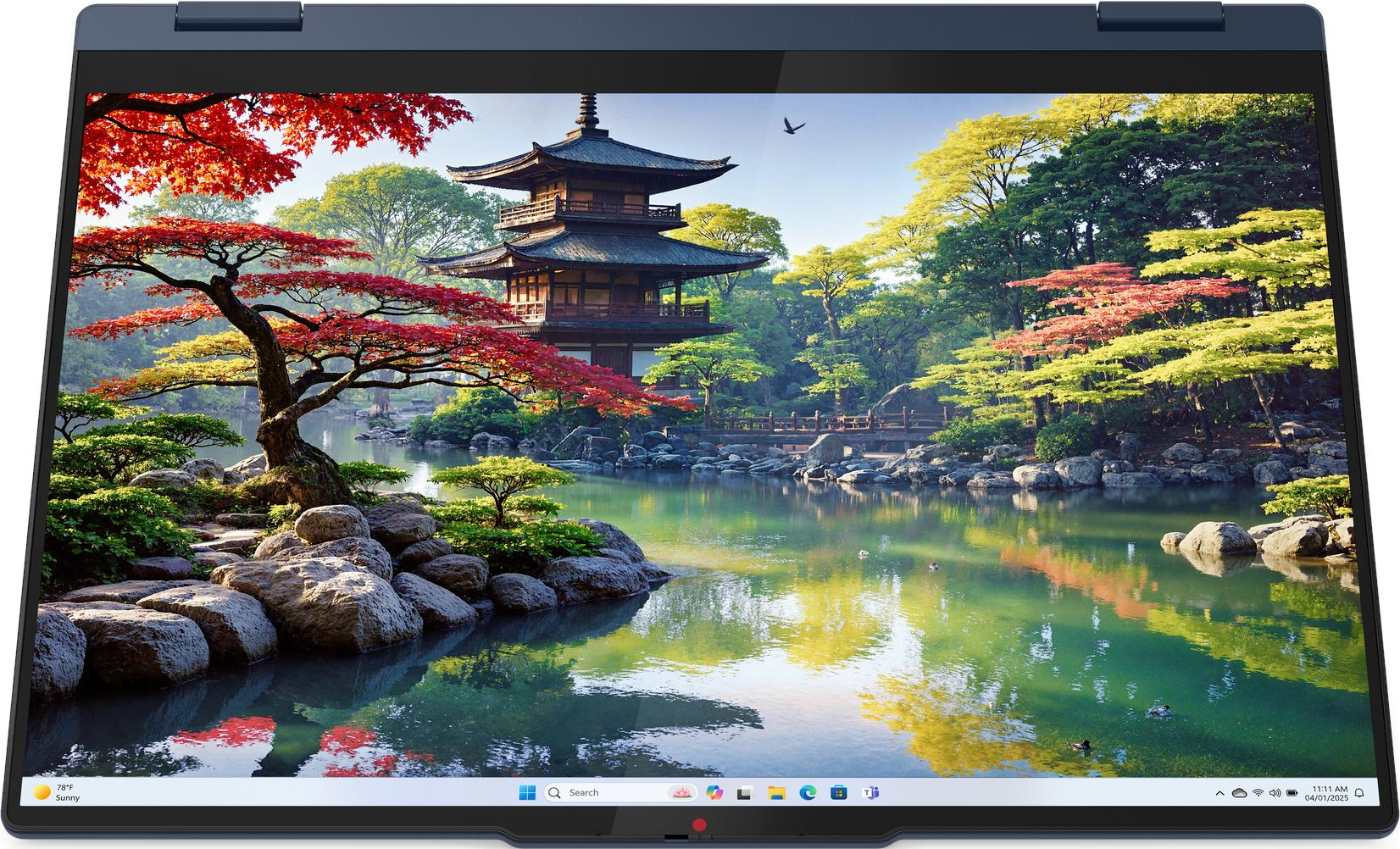 Japanischer Garten mit Pagode, Teich, Steinbrücke und Herbstbäumen.