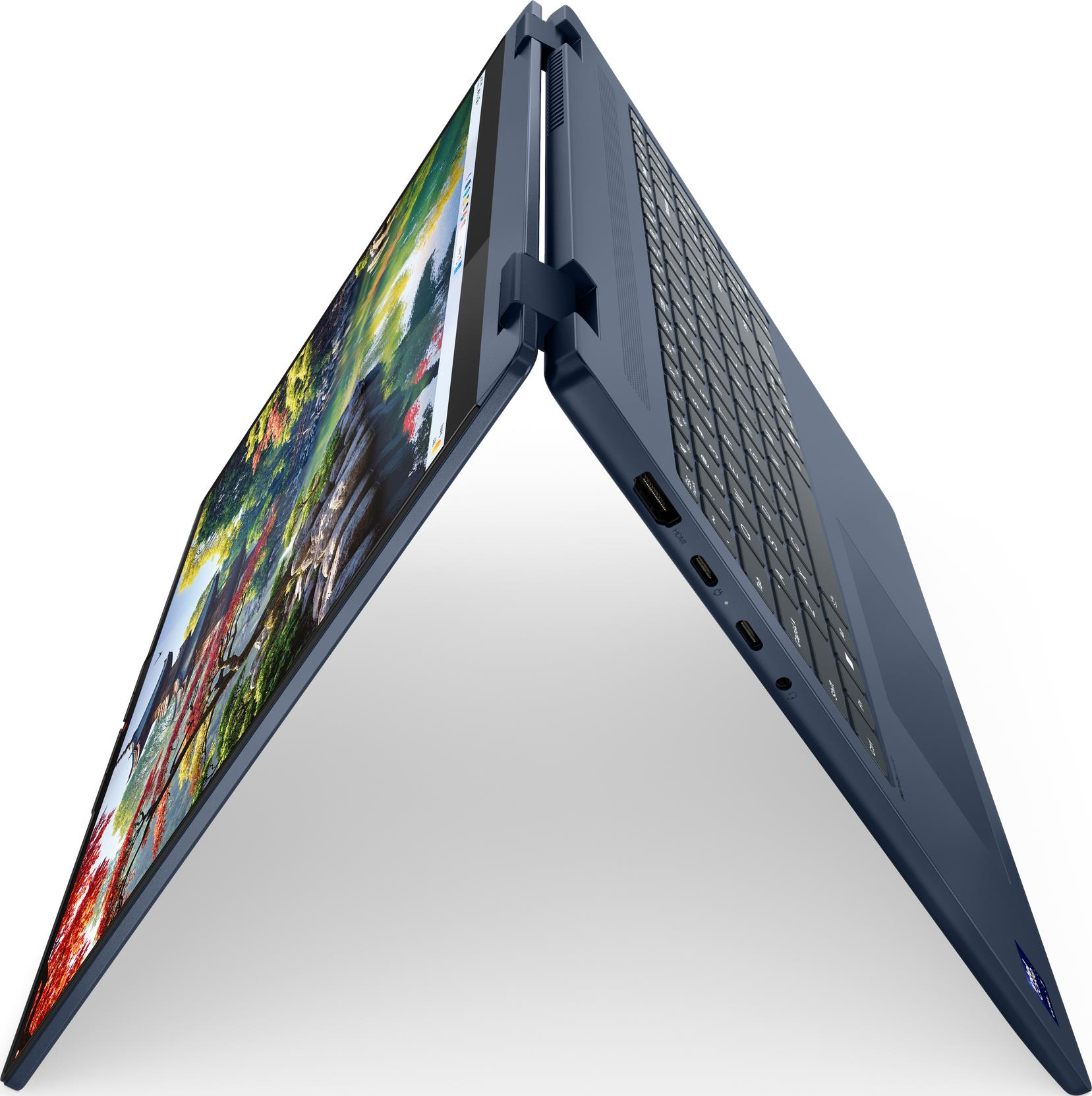 Ein aufgeschlagener dunkelblauer Laptop zeigt ein buntes Landschaftsbild auf dem Bildschirm.
