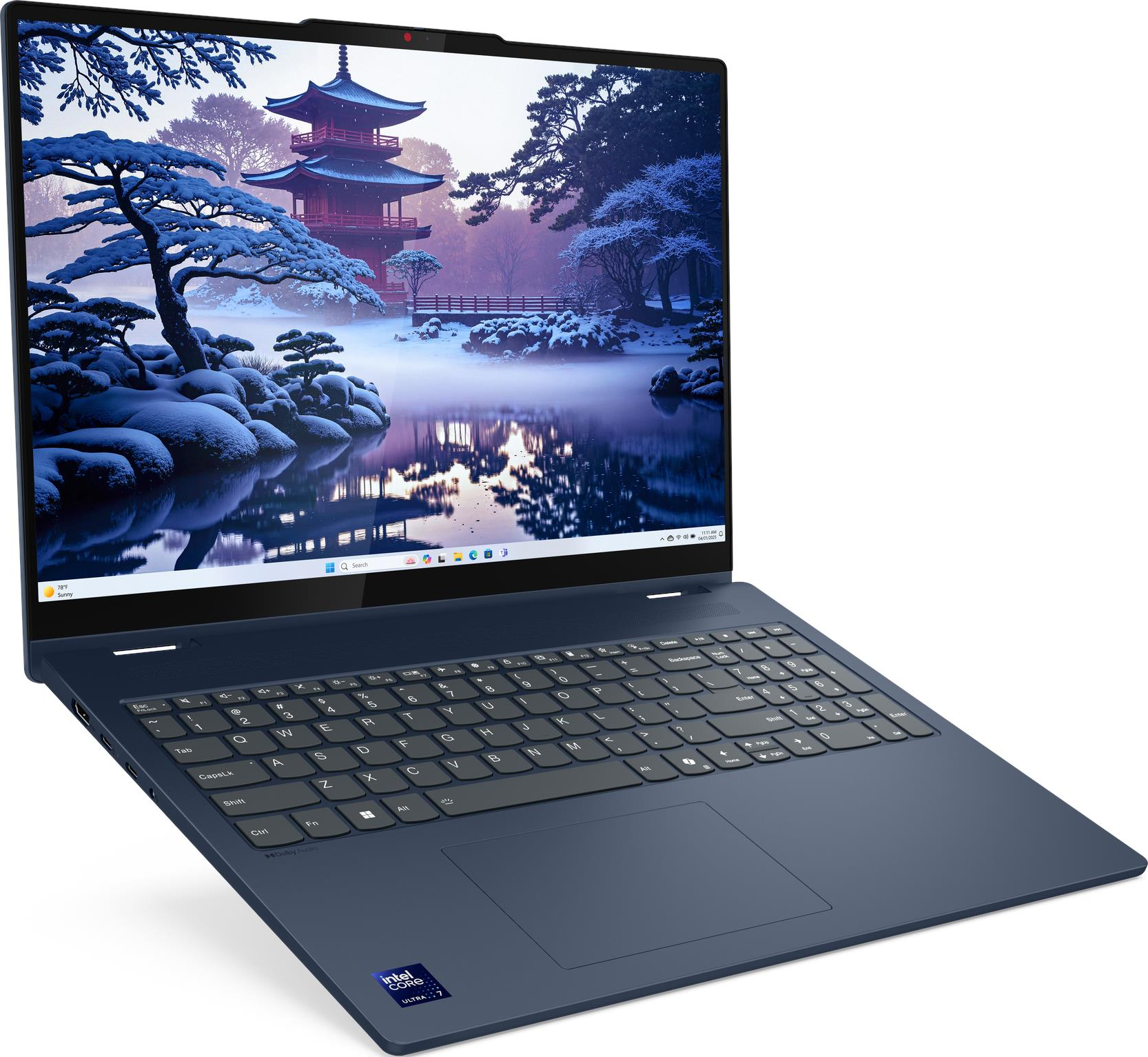Blauer Laptop zeigt eine ruhige Winterszene mit Pagode und schneebedeckten Bäumen.