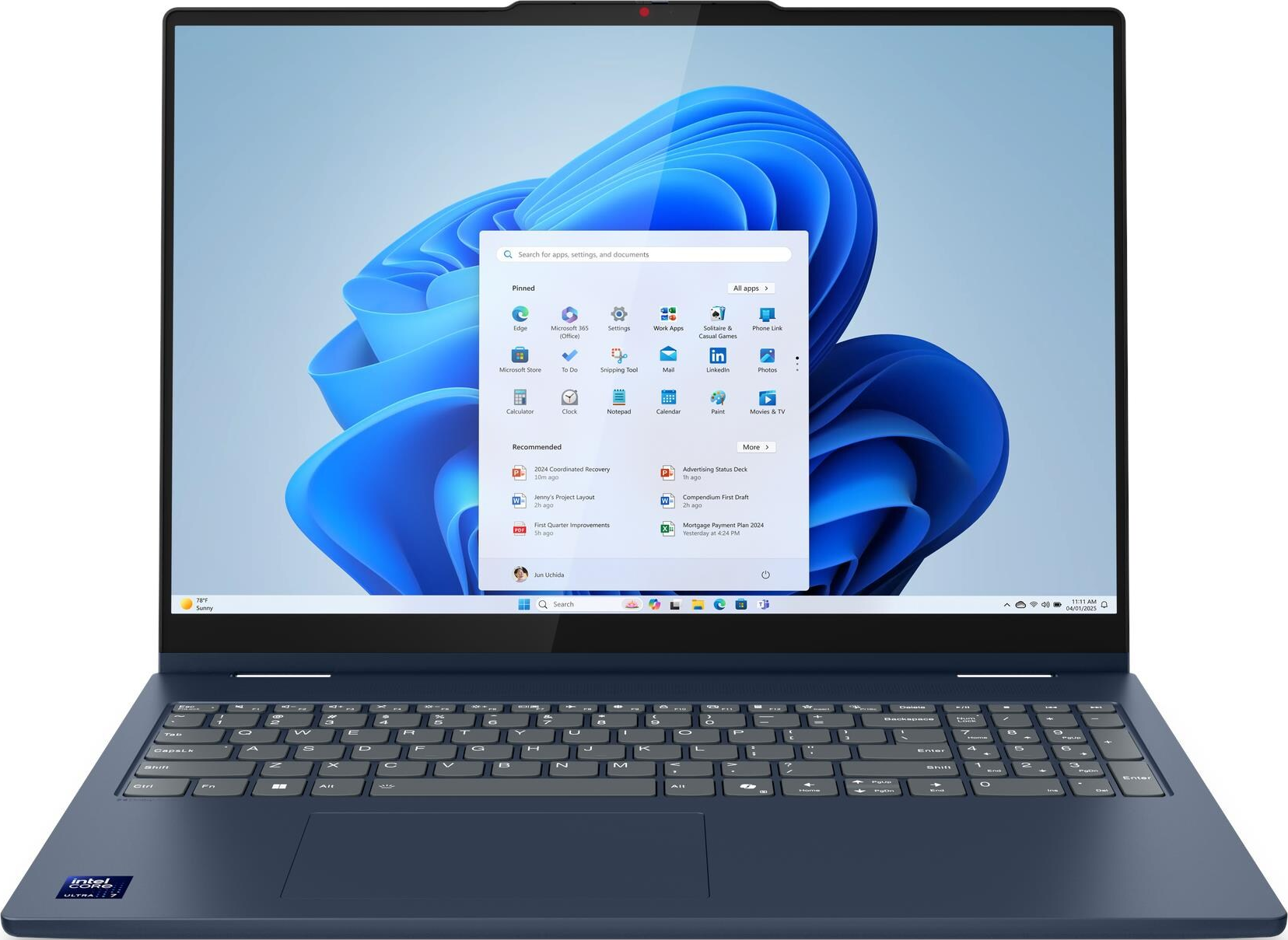 Ein dunkelblaues Laptop mit einem geöffneten Startmenü von Windows 11.