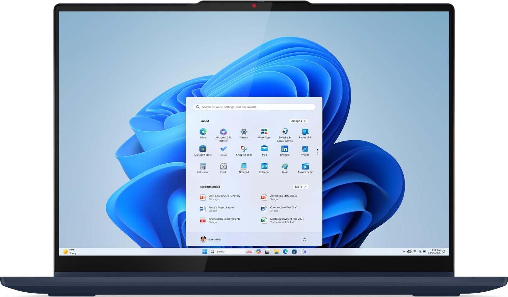 Ein Laptop zeigt das Windows 11 Startmenü mit angehefteten Apps und empfohlenen Dateien.