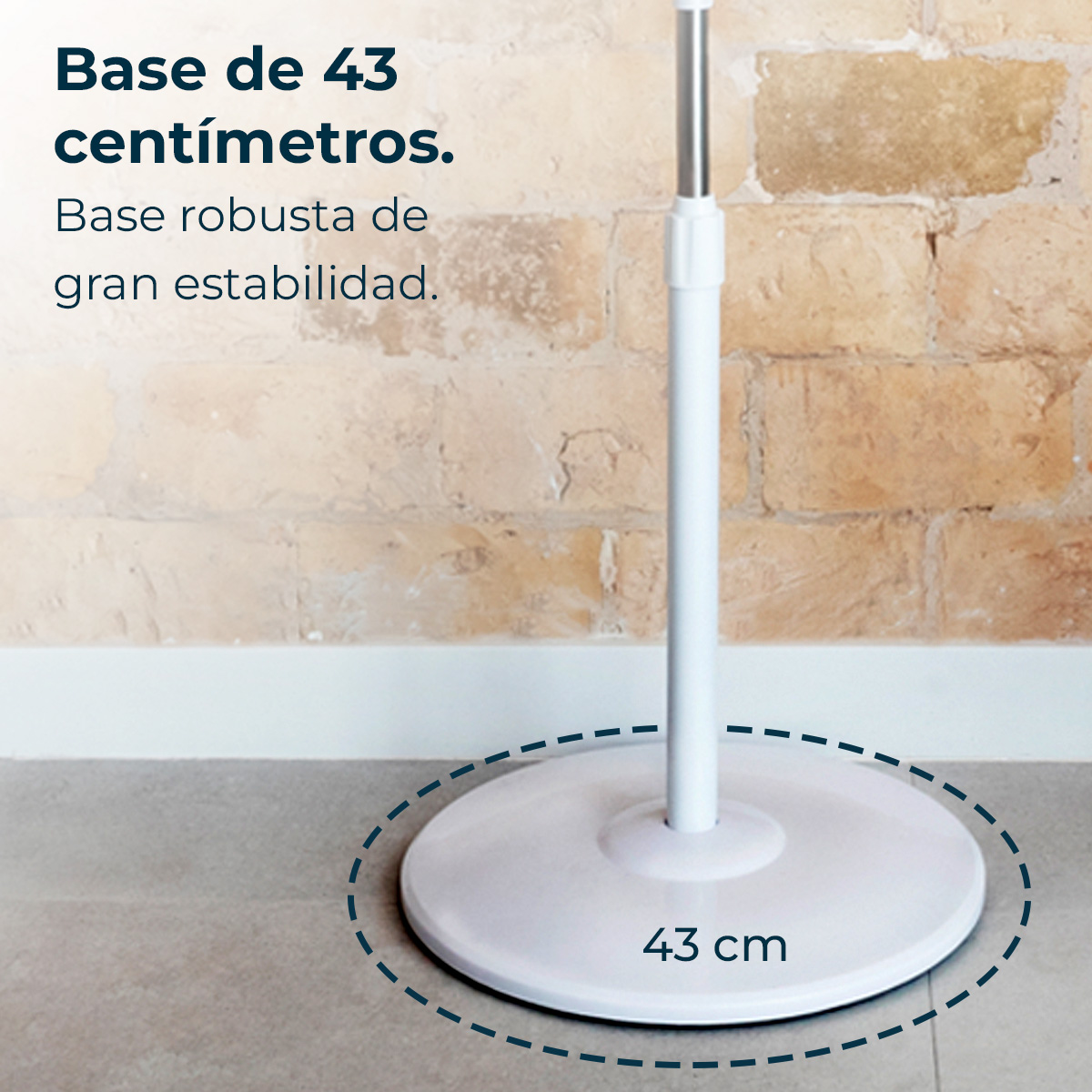 Base redonda blanca de ventilador, 43 cm de diámetro, sobre pared de ladrillos.