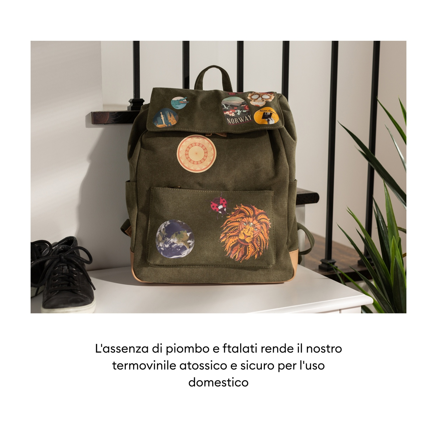 Uno zaino verde oliva decorato con toppe, accanto a scarpe nere.