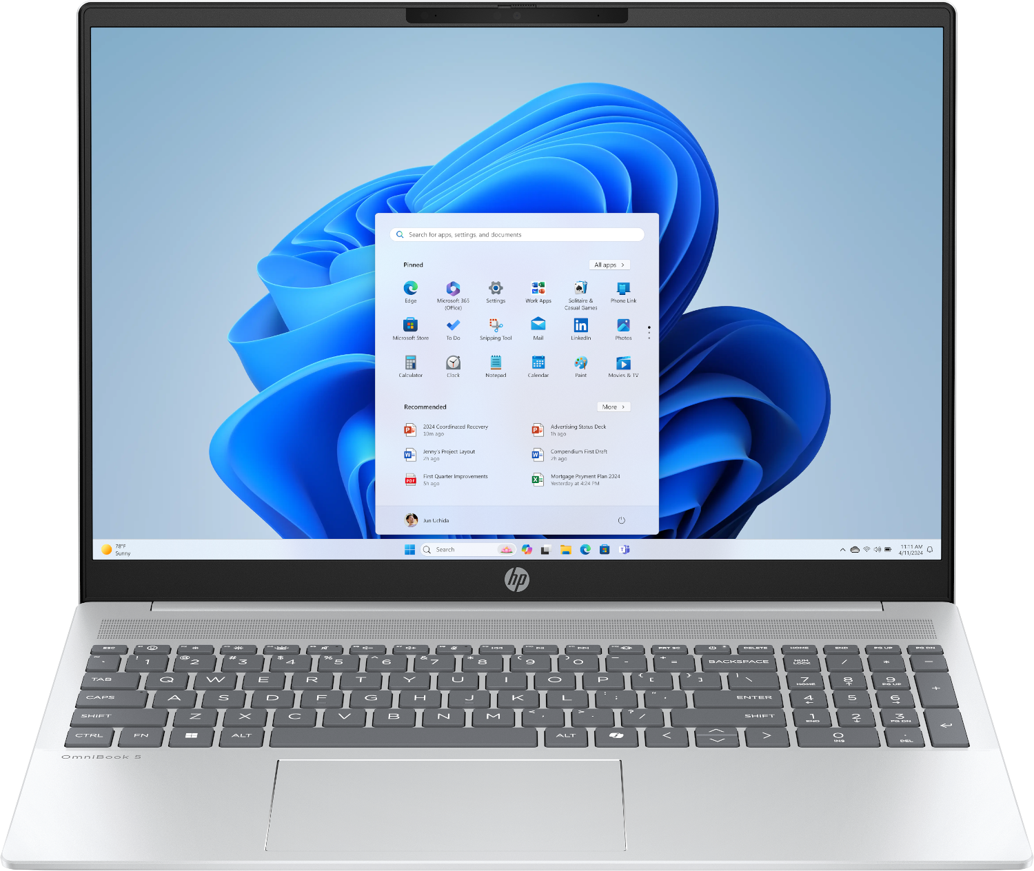 Een zilveren HP OmniBook 5 laptop met het Windows 11 Startmenu geopend. Toetsenbord zichtbaar.