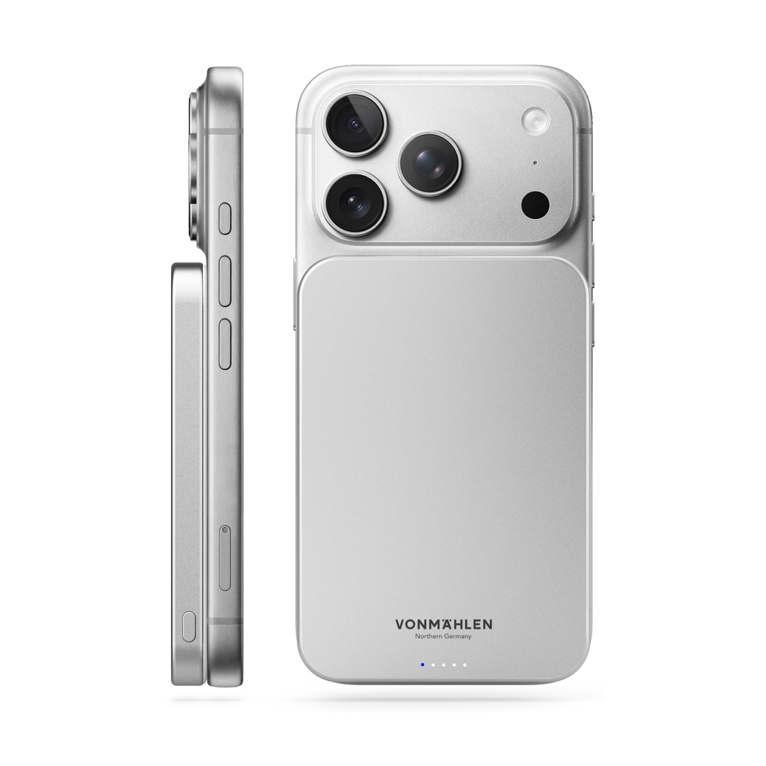Smartphone argentato con tripla fotocamera e custodia di ricarica, viste frontale e laterale.