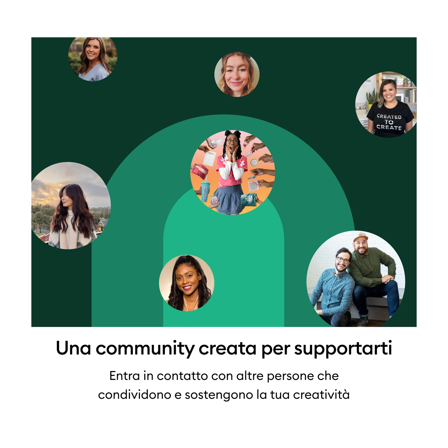 Cinque ritratti di persone sorridenti su sfondo verde scuro.