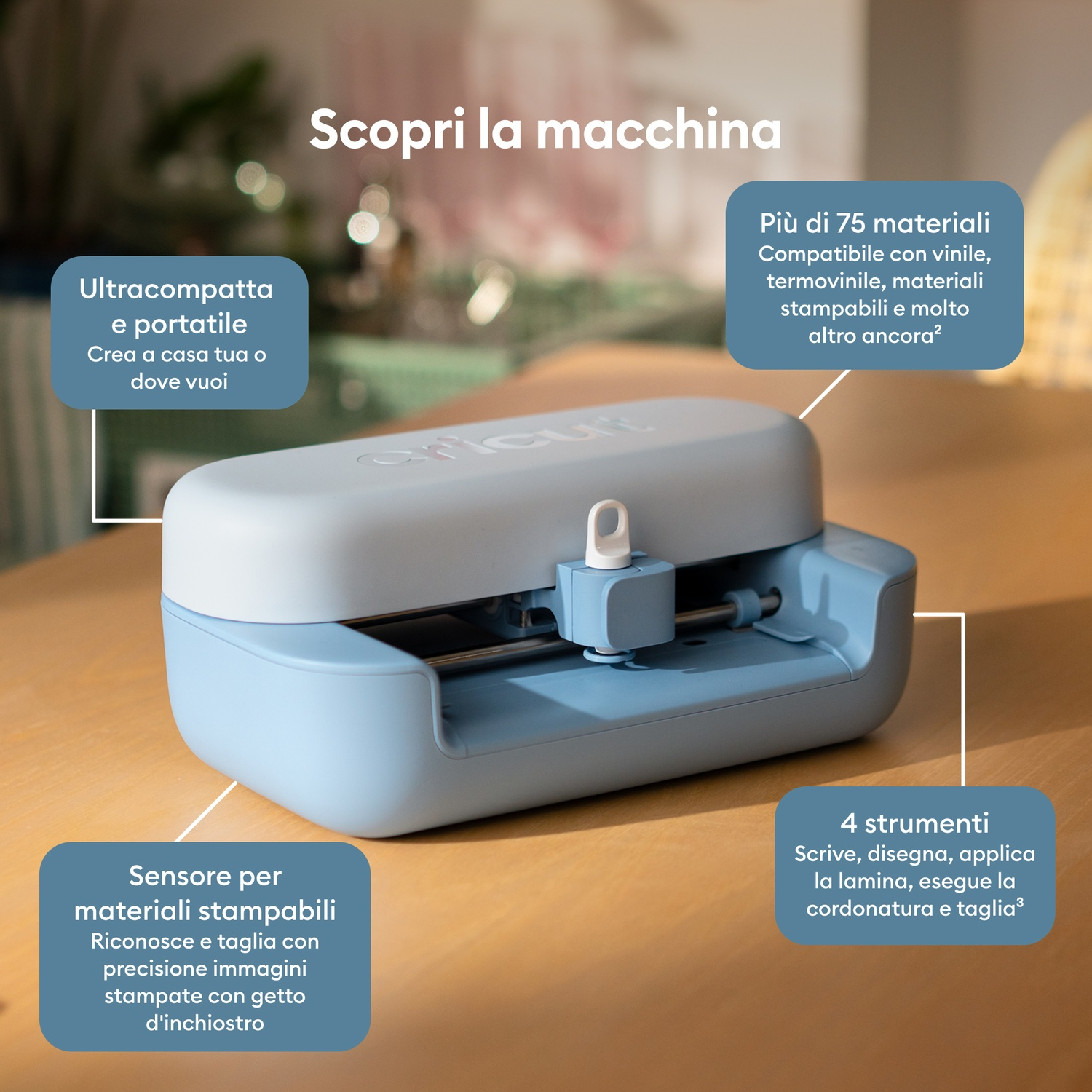 Una macchina da taglio azzurra e grigia su un tavolo di legno con caselle di testo.