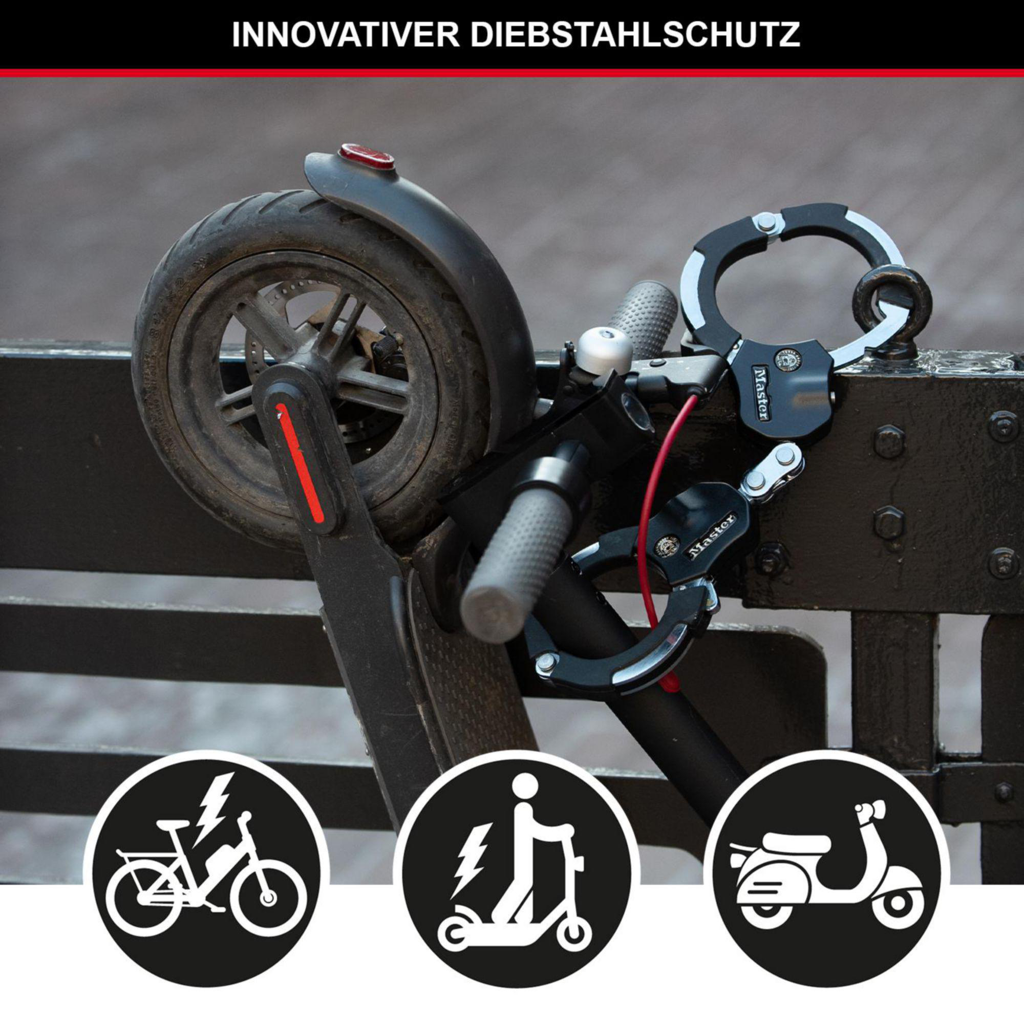 Ein E-Scooter ist mit einem Master-Schloss an einem Gitter gesichert.