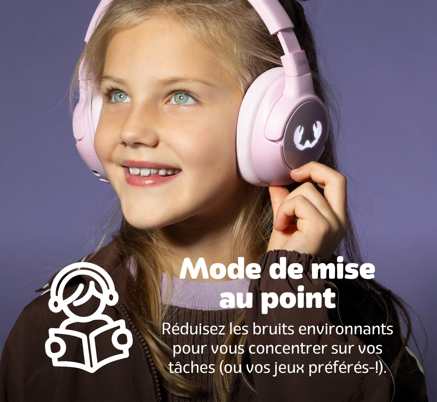 Une fille avec des écouteurs roses regarde en l'air et sourit, les tenant.