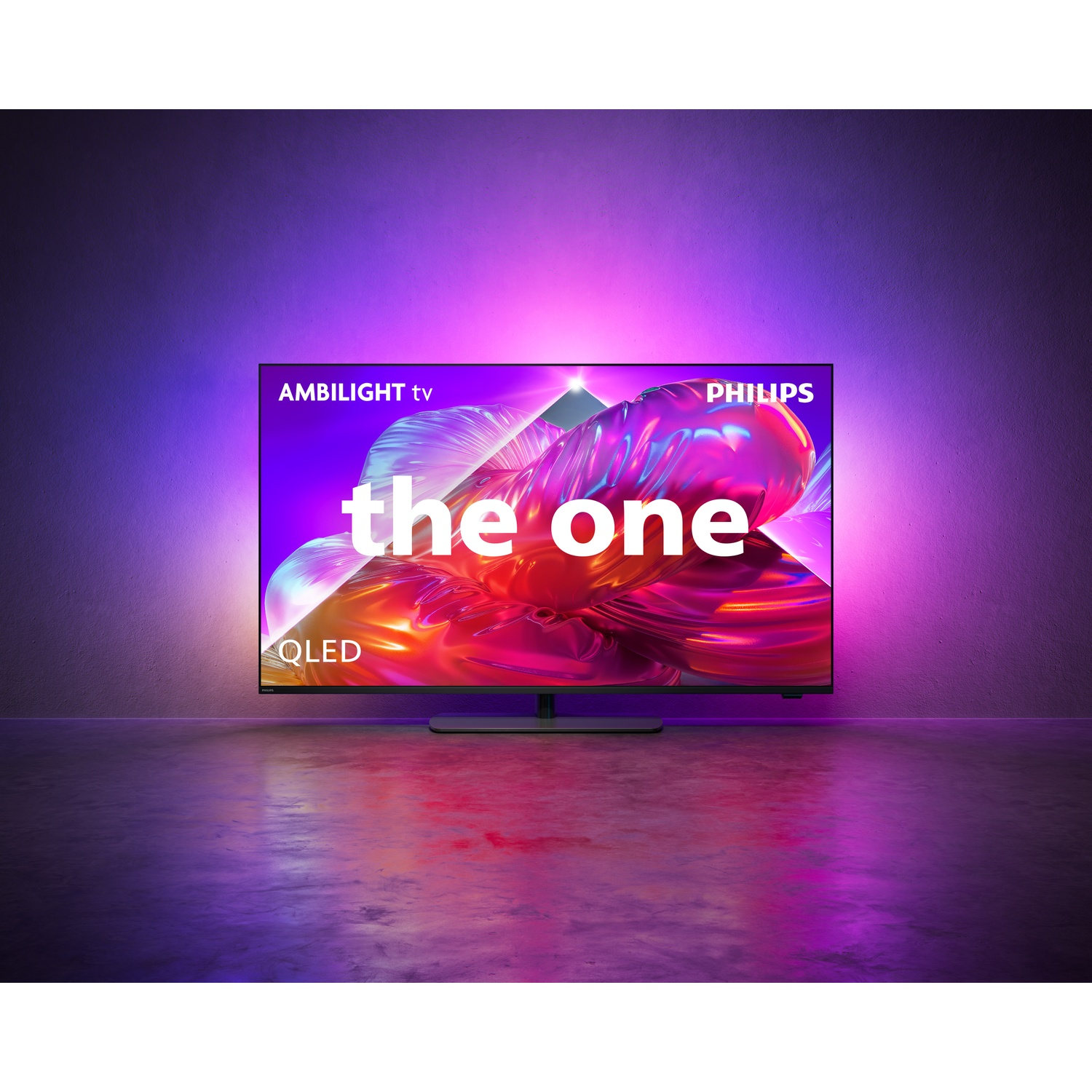 Een moderne QLED TV met Ambilight-technologie gloeit in paars en roze licht.