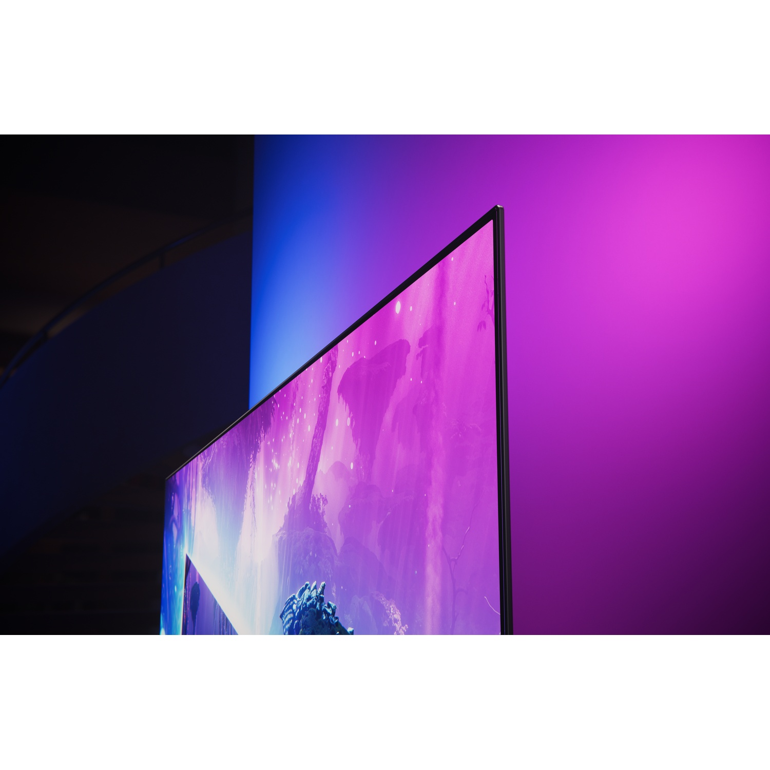 Een moderne tv met levendige beelden en omgevingsverlichting.