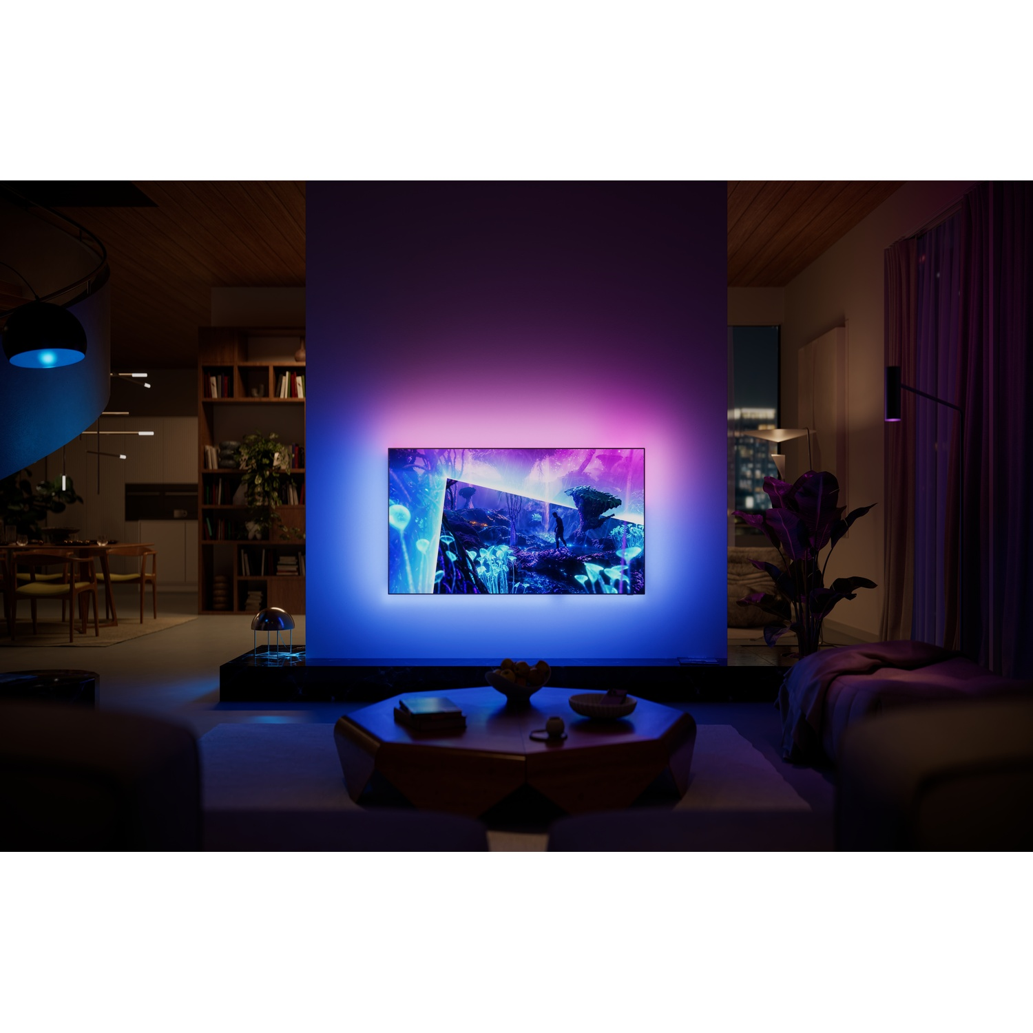 Une TV affiche un monde imaginaire avec des lumières bleues et violettes dans une pièce sombre.