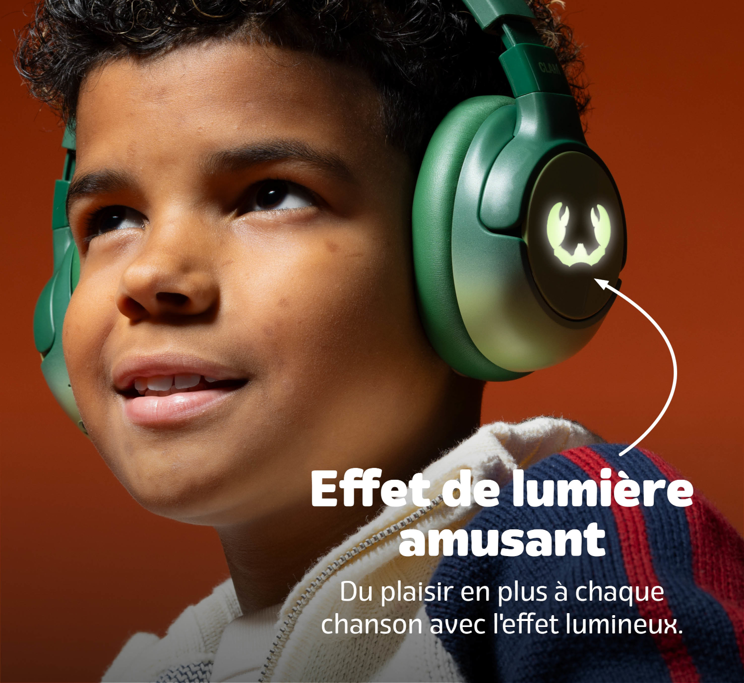 Jeune garçon portant des écouteurs verts avec un symbole lumineux.