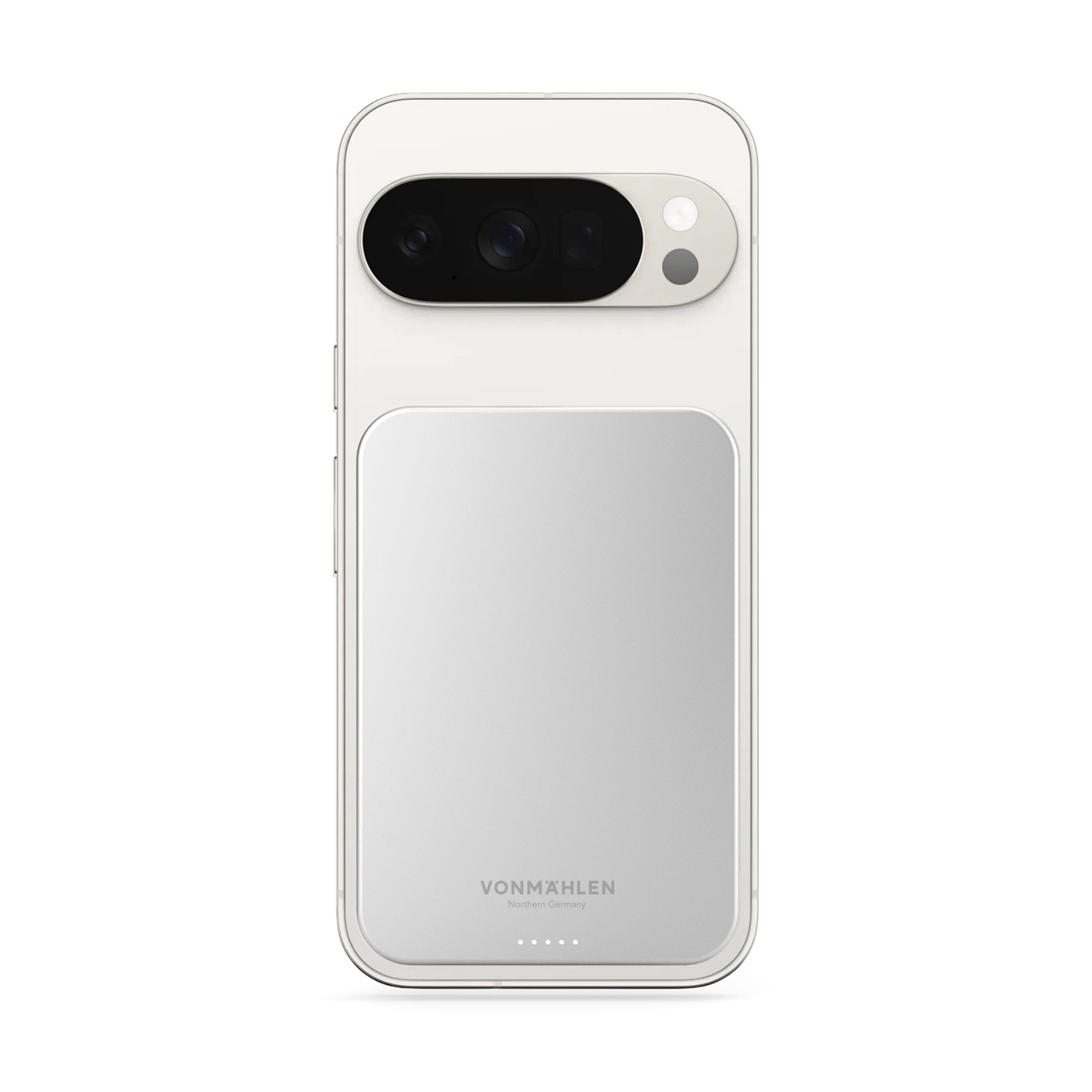 Uno smartphone bianco con unità fotocamera in alto e campo argentato sotto.