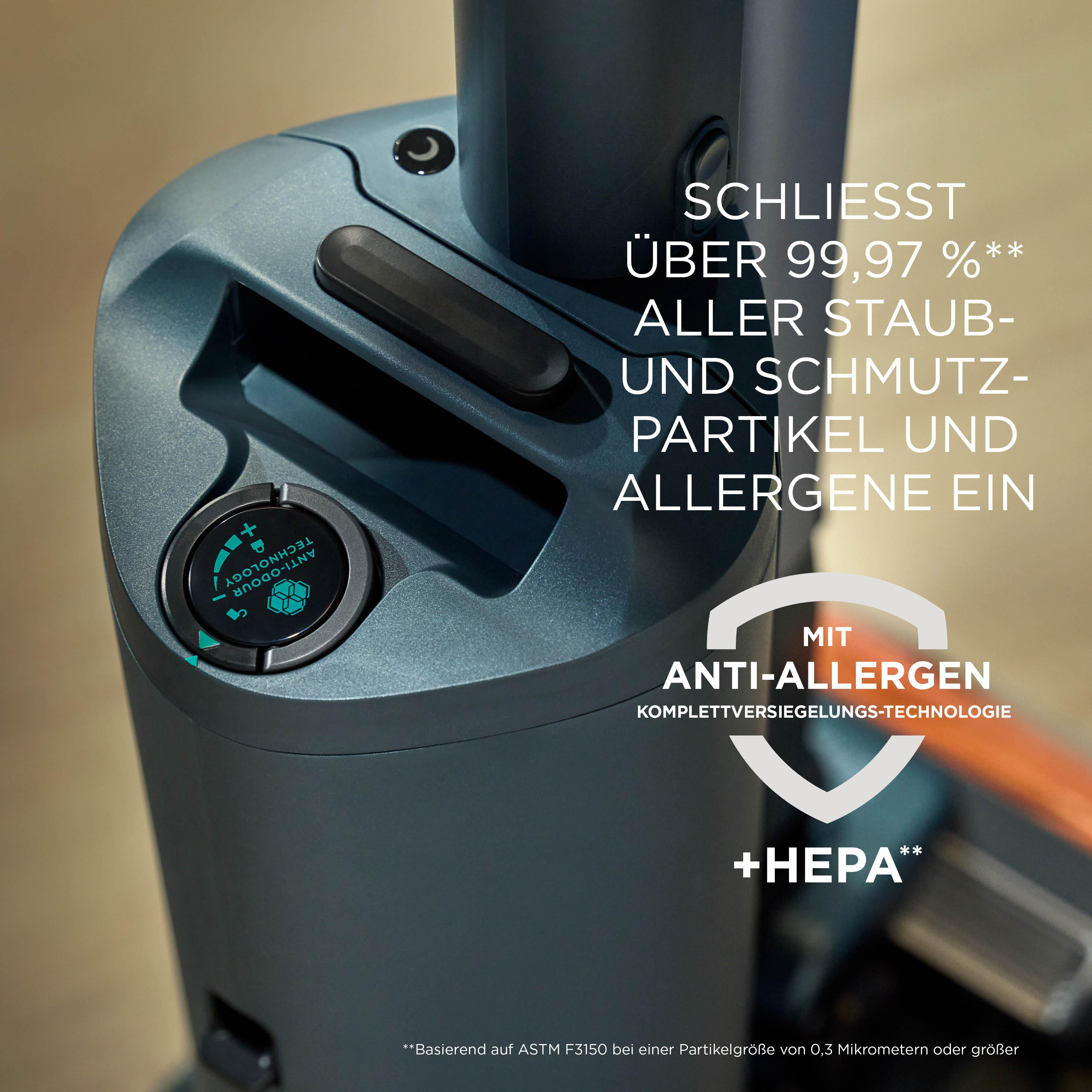 Nahaufnahme eines dunkelblauen Staubsaugers mit Text über HEPA-Filter und Allergenen.