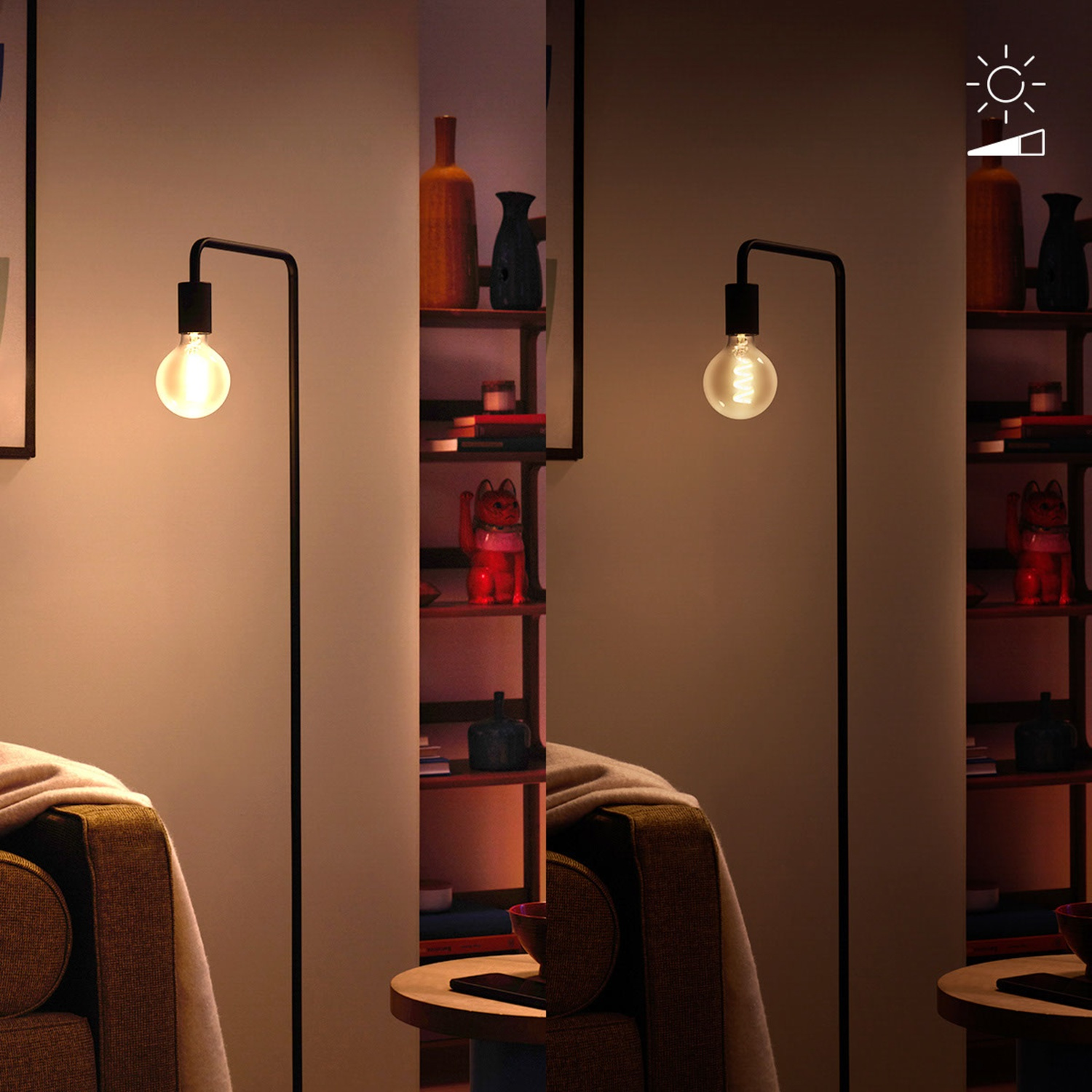 Un lampadaire à côté d'un canapé avec une couverture. À droite, une étagère avec des vases et des livres.