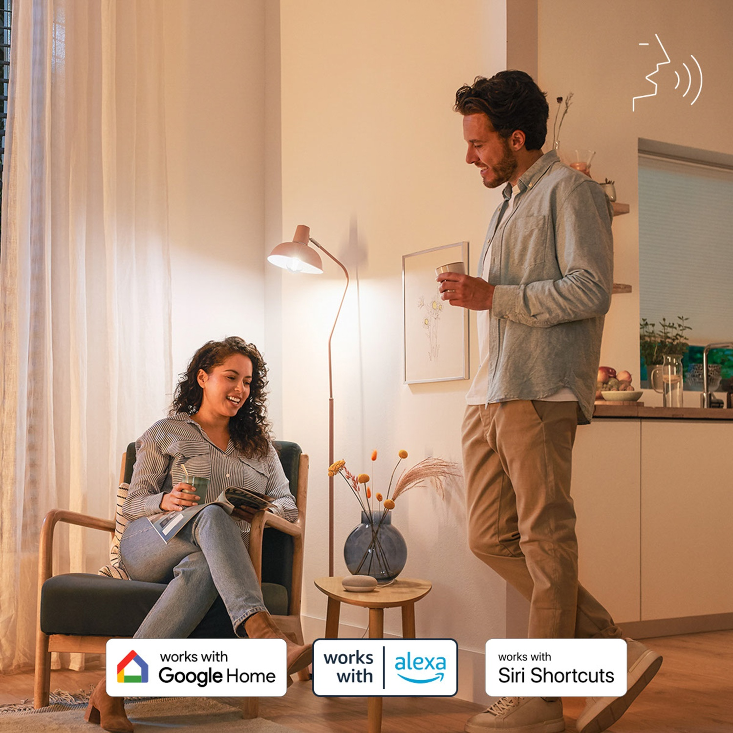 Homme et femme dans une pièce confortable, avec logos Google Home, Alexa, Siri.